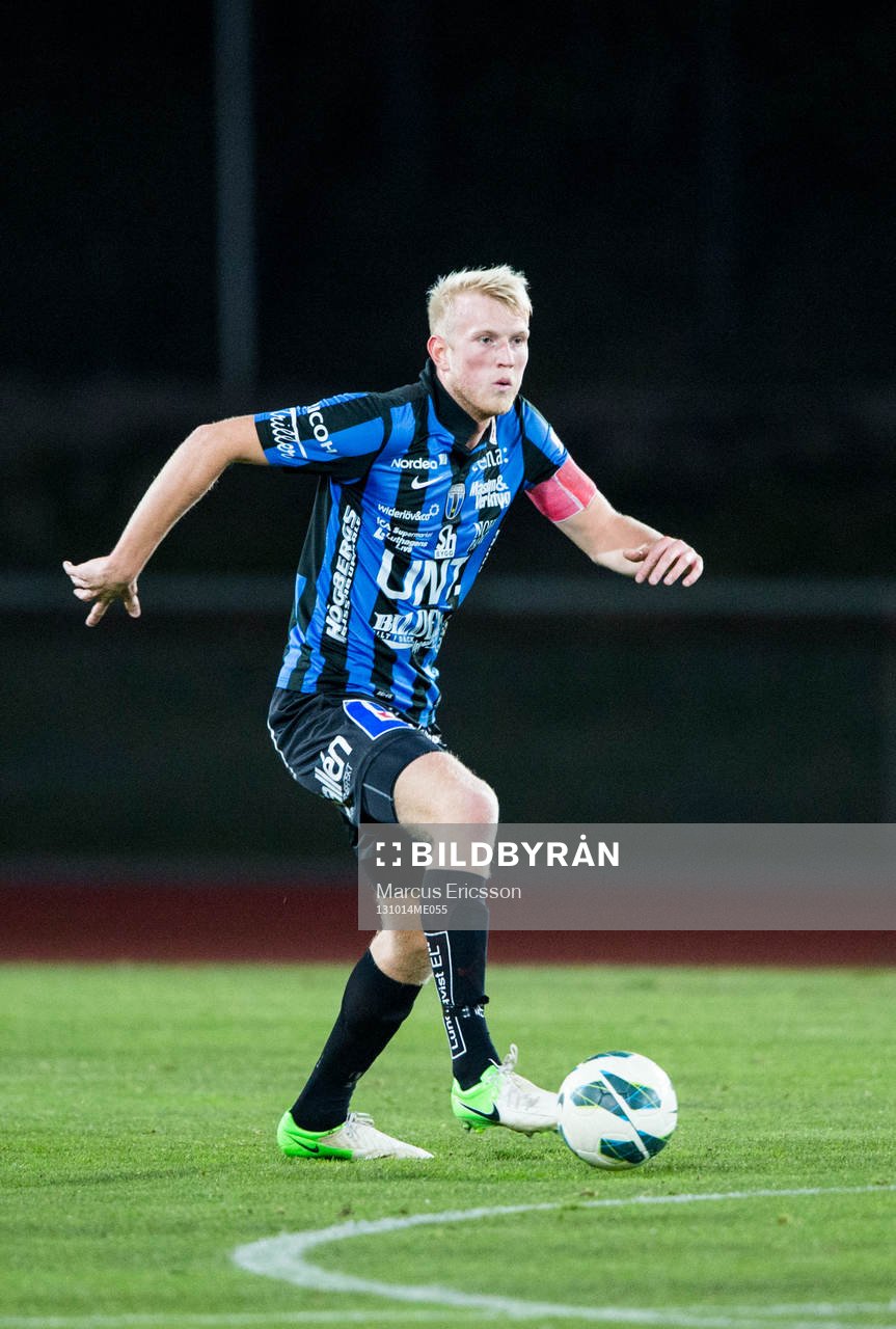 Sirius Carl Nyström under fotbollsmatchen mellan Athletic FC United och IK Sirius i div 1 norra den 14 oktober 2013 i Stockholm.