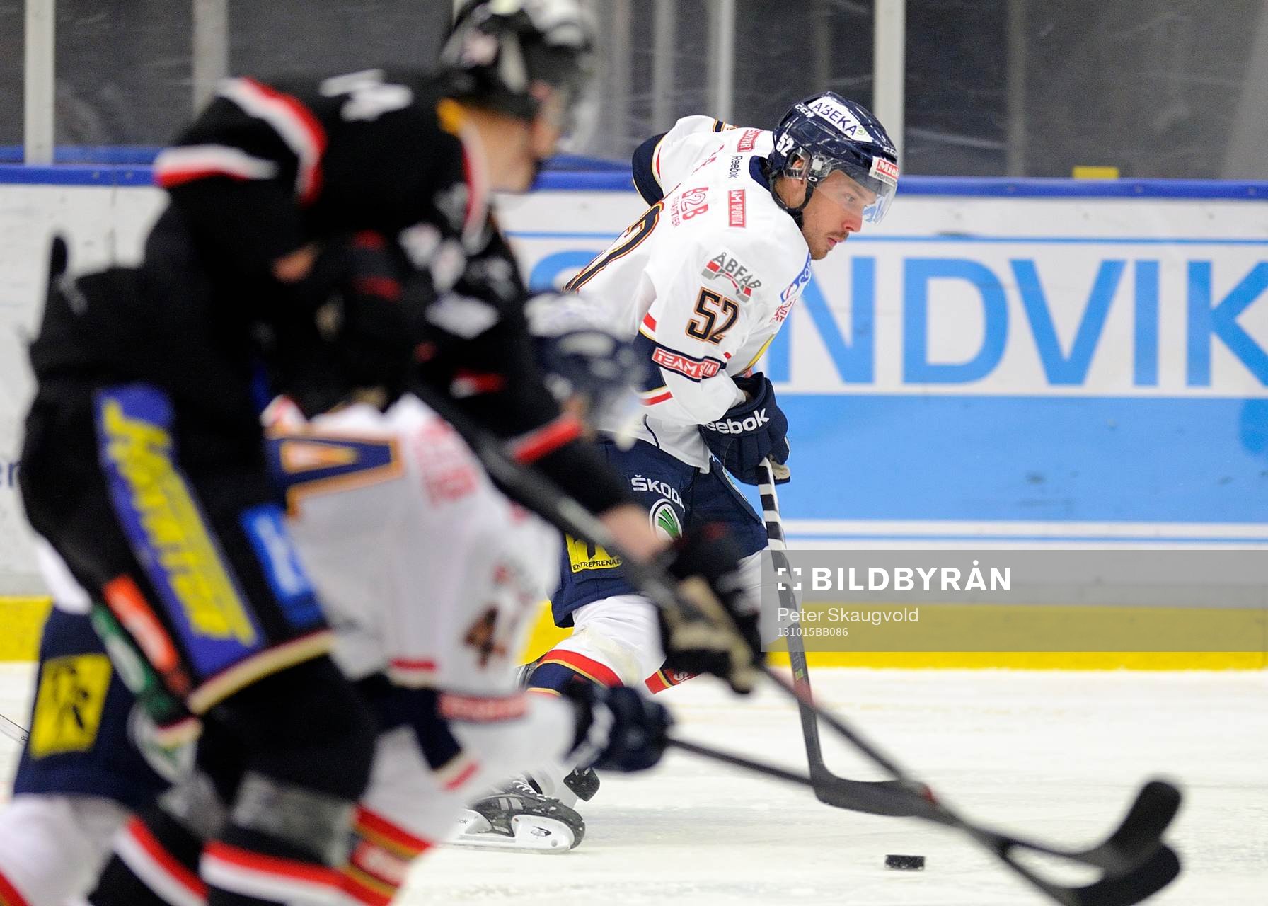 Djurgårdens Mikael Ahlén åker upp med pucken