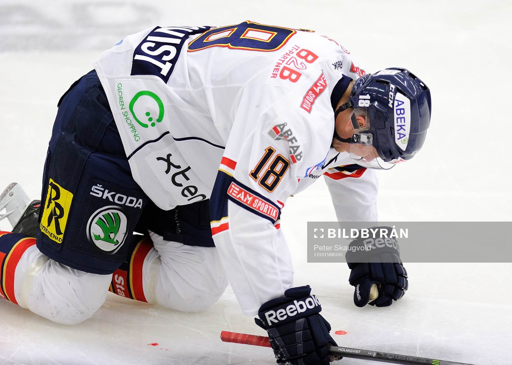 Djurgårdens Michael Holmqvist ligger och blöder