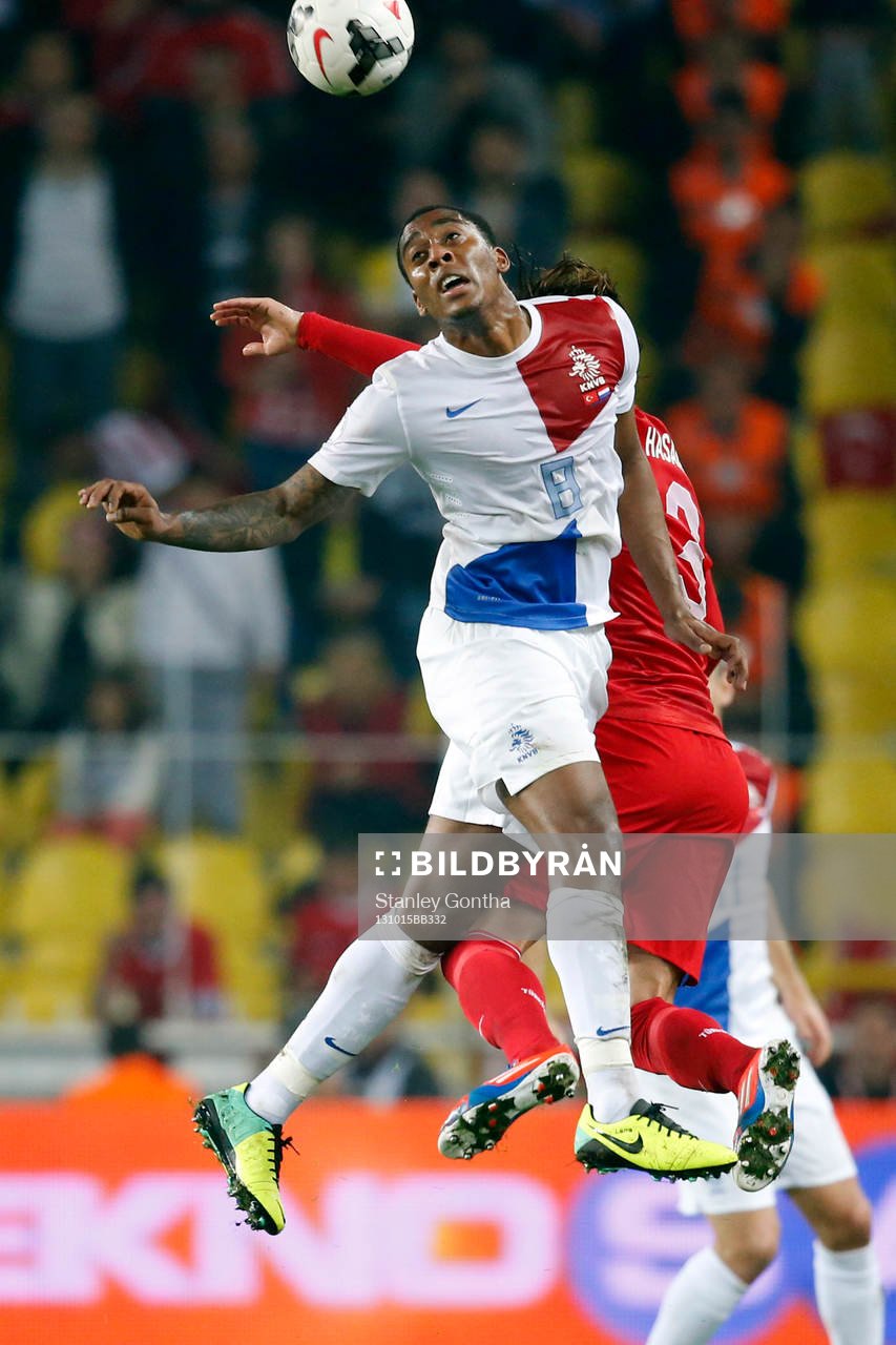 ISTANBUL, Sukru Saracoglu Stadion, 15-10-2013 WK kwalificatie Turkije - Nederland. Leroy Fer begint in de basis hij vecht hier een duel uit met (3) Hasan Ali Kaldirim