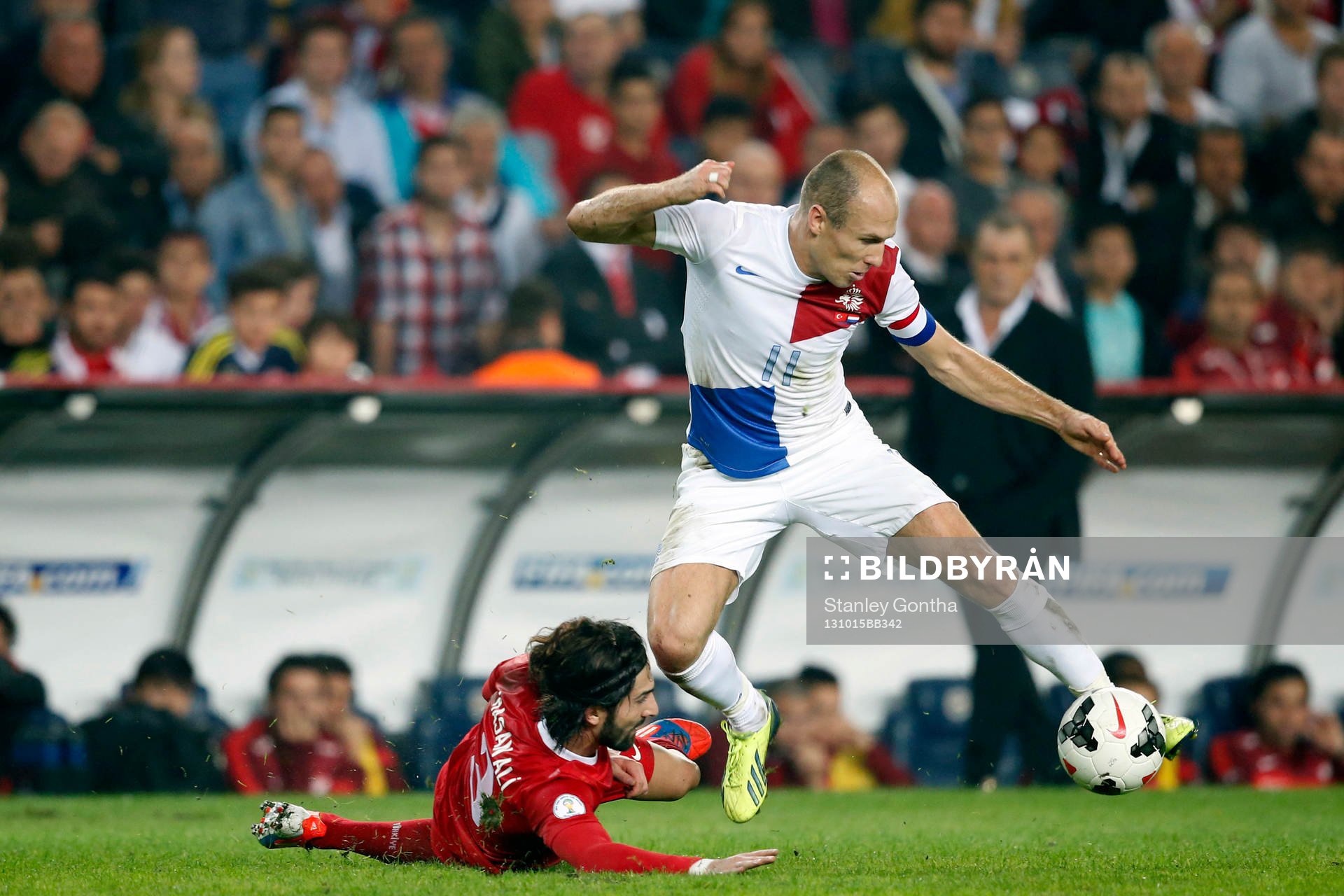 ISTANBUL,  Sukru Saracoglu Stadion, 15-10-2013 WK kwalificatie Turkije - Nederland. Arjen Robben in duel met (3) Hasan Ali Kaldirim