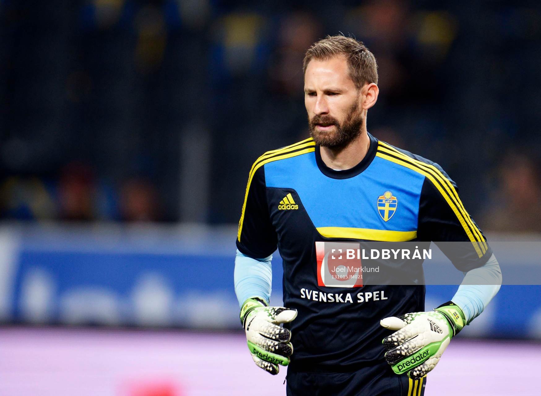 Sveriges målvakt Johan Wiland värmer upp innan fotbollsmatchen i VM-kvalet mellan Sverige och Tyskland den 15 oktober 2013 i Stockholm.