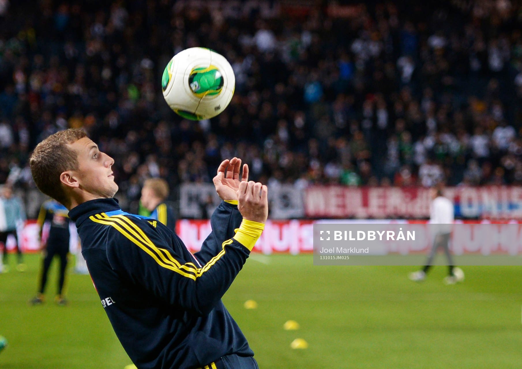 Sveriges Alexander Gerndt värmer upp innan fotbollsmatchen