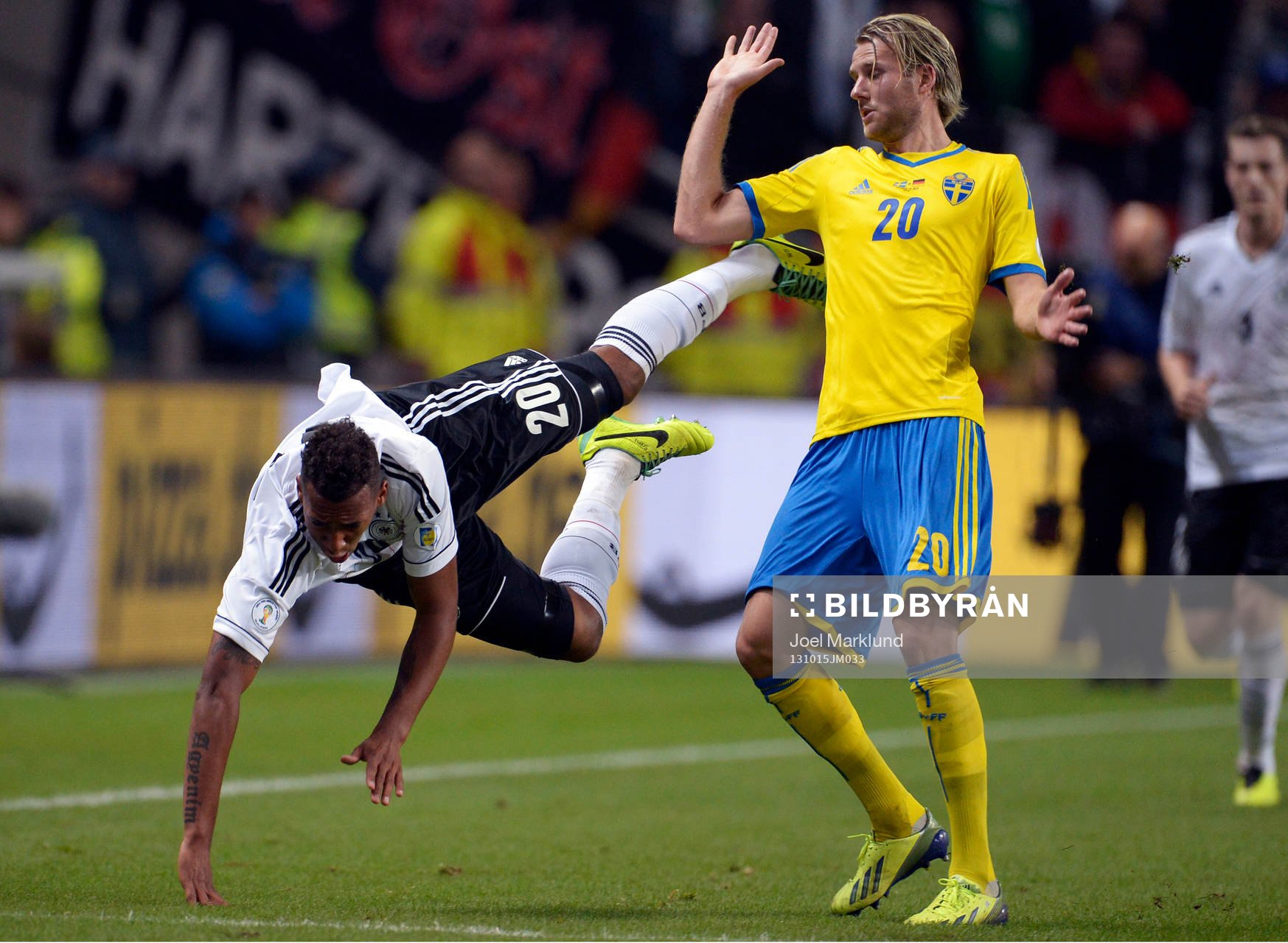 Tysklands Jérome Boateng och Sveriges Ola Toivonen