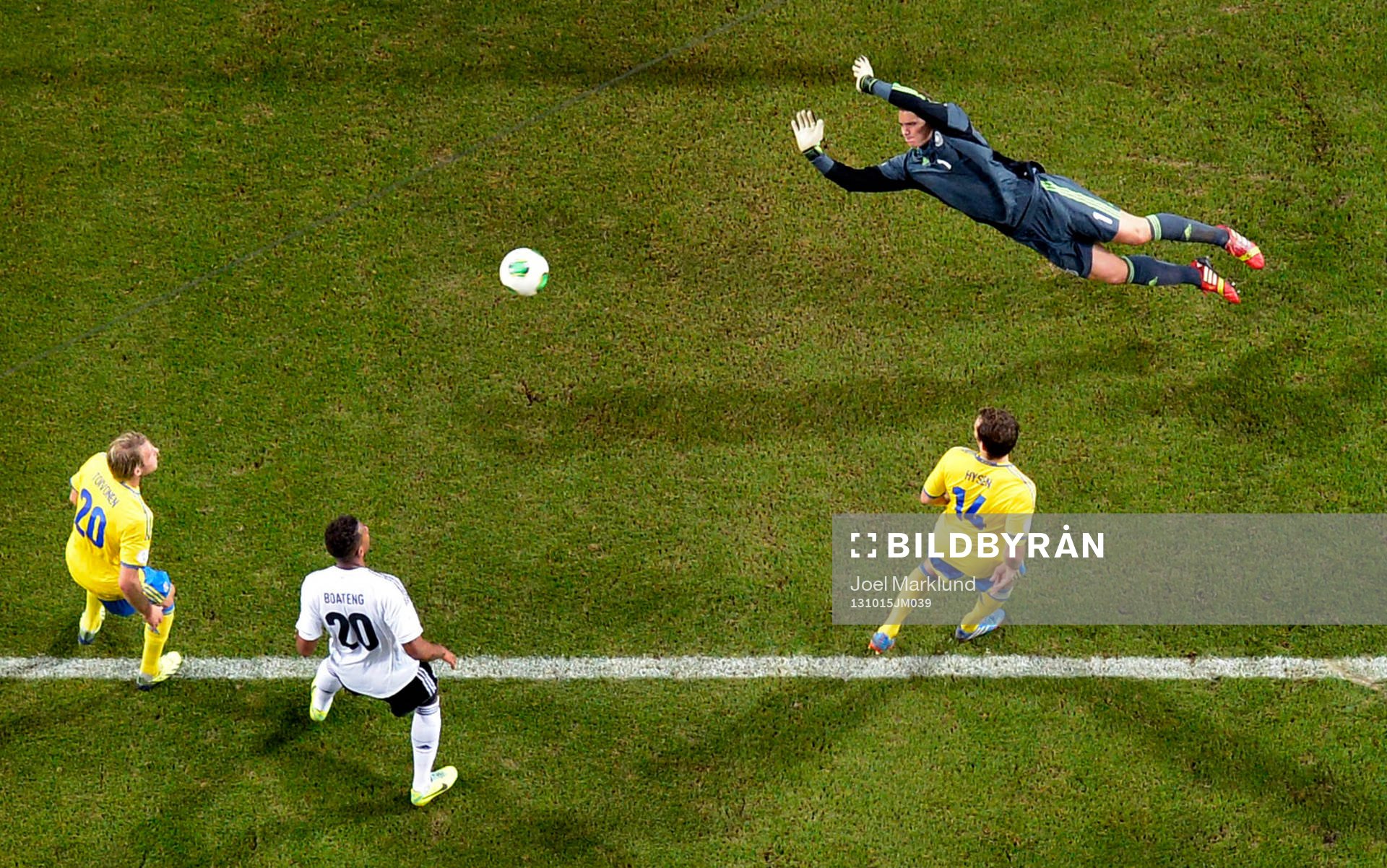 Tysklands målvakt Manuel Neuer slänger sig och räddar