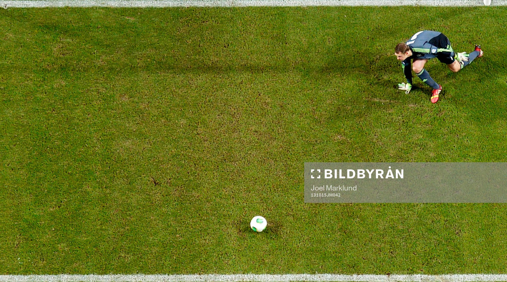 Tysklands målvakt Manuel Neuer slänger sig