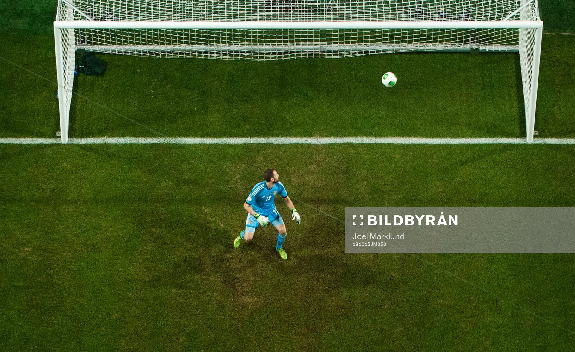 Sveriges målvakt Johan Wiland släpper in 5-3-målet under fotbollsmatchen i VM-kvalet mellan Sverige och Tyskland den 15 oktober 2013 i Stockholm.