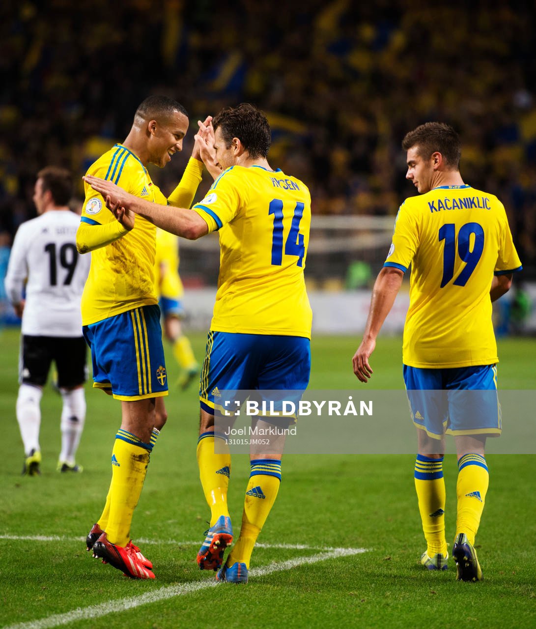 Sveriges Martin Olsson, Tobias Hysén och Alexander Kacaniklic jublar efter 4-3-målet under fotbollsmatchen i VM-kvalet mellan Sverige och Tyskland den 15 oktober 2013 i Stockholm.