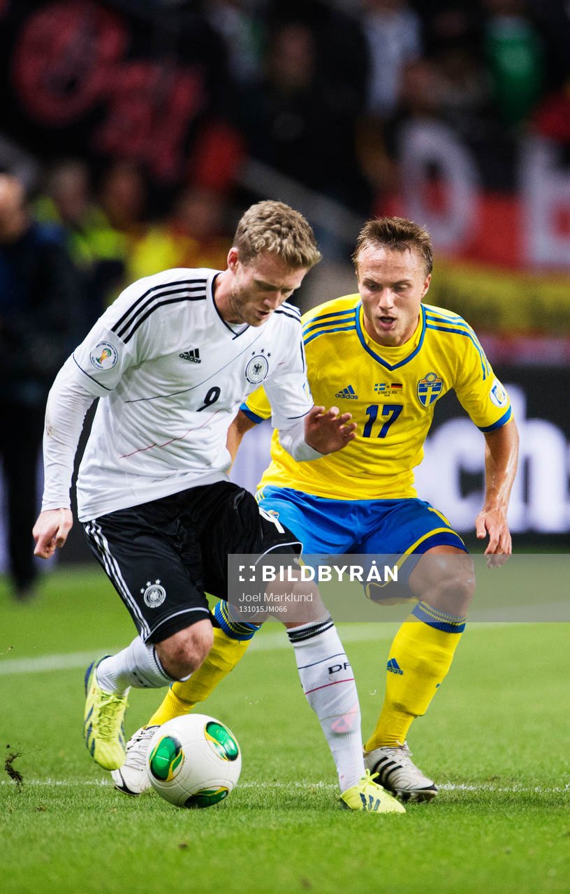 Tysklands André Schürrle utmanas av Sveriges Pierre Bengtsson under fotbollsmatchen i VM-kvalet mellan Sverige och Tyskland den 15 oktober 2013 i Stockholm.