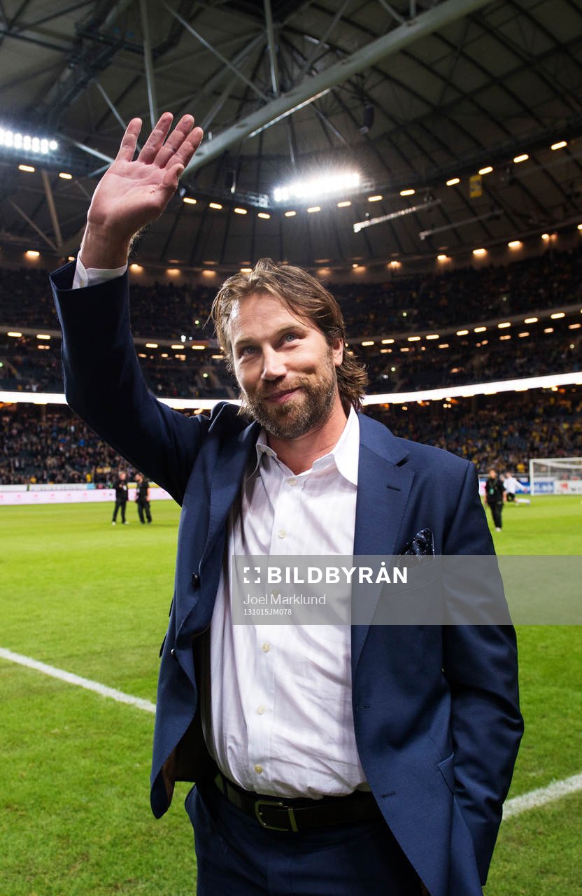 Peter Forsberg hyllas av publiken när han deltar i en