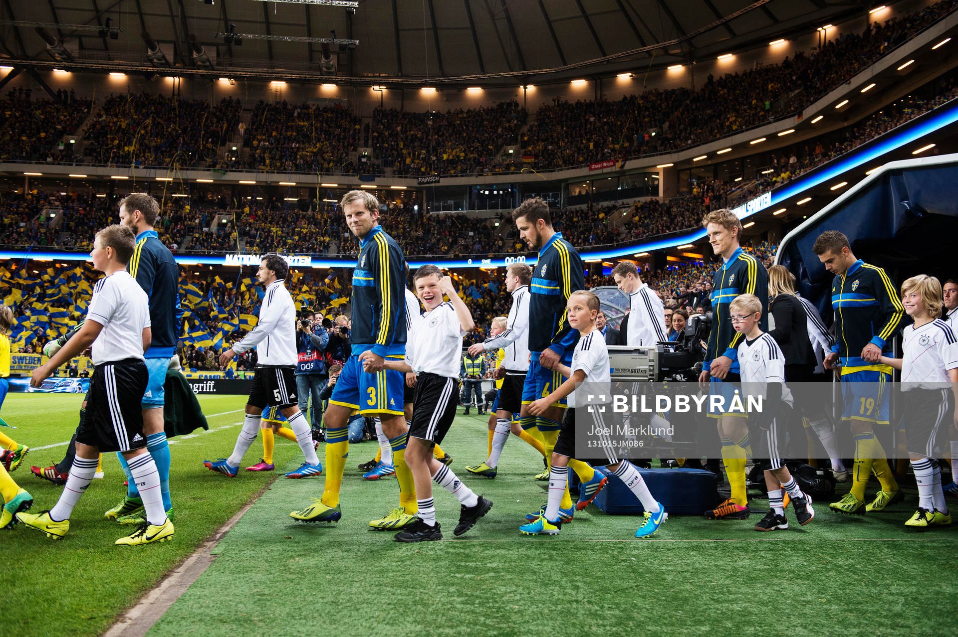 Lagen gör entré till fotbollsmatchen i VM-kvalet mellan