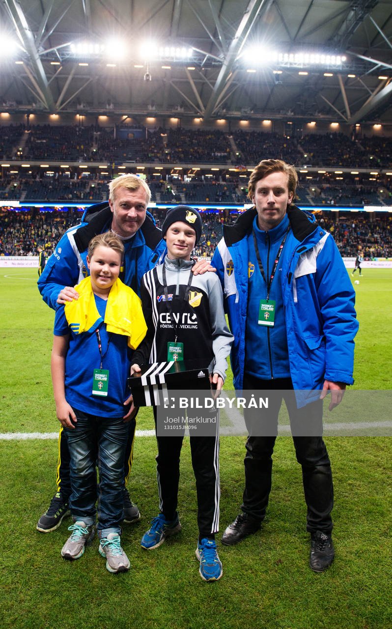 Magnus Hedman poserar för en bild tillsammans med vinnare och en representant för Verisure under fotbollsmatchen i VM-kvalet mellan Sverige och Tyskland den 15 oktober 2013 i Stockholm.