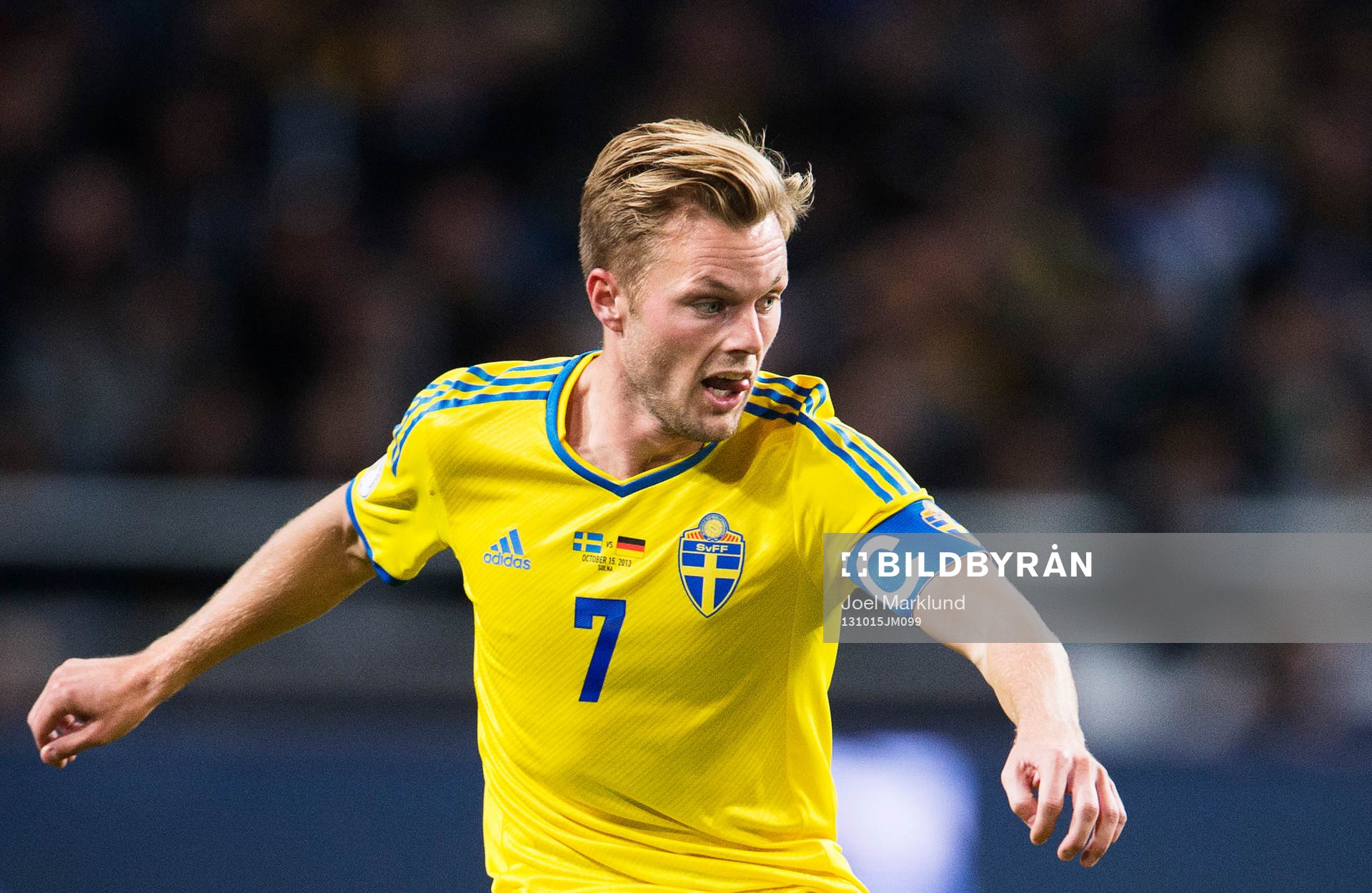 Sveriges Sebastian Larsson med kaptensbindel
