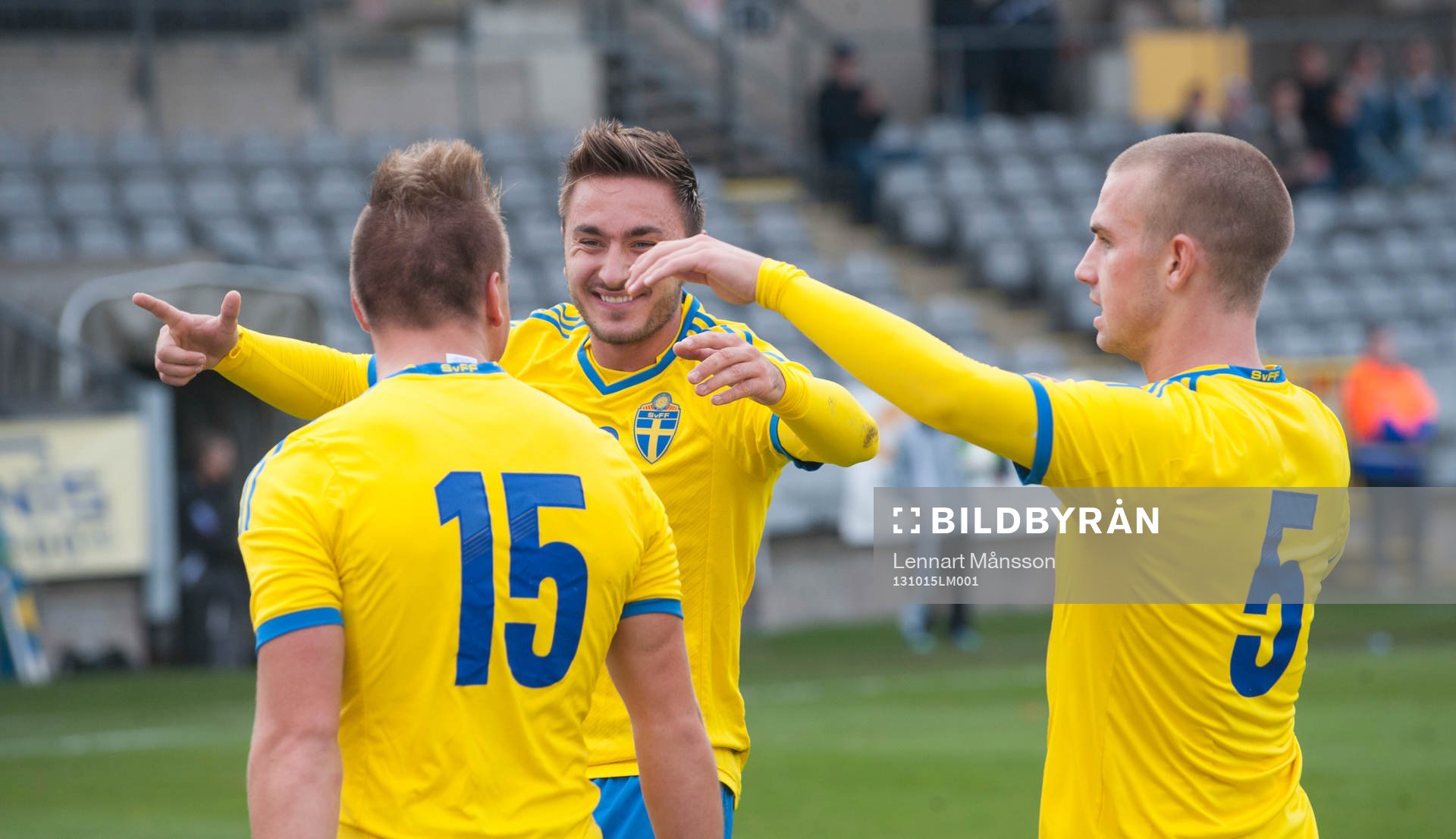 Sveriges Pontus Nordenberg har gjort 1-0 och grattas av