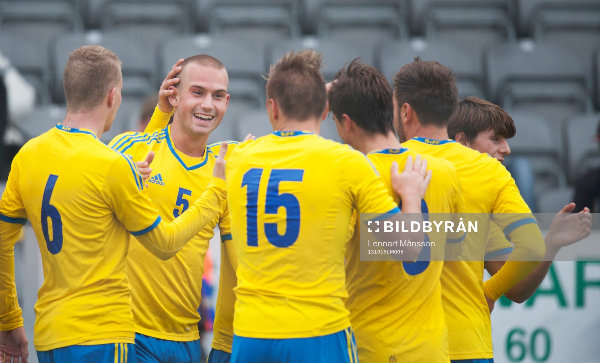  Sveriges Sebastian Hedlund har gjort 2-0 och grattas i EM-kvalet för pojkar 18 mellan Sverige och Azerbajdzjan 15 oktober 2013.