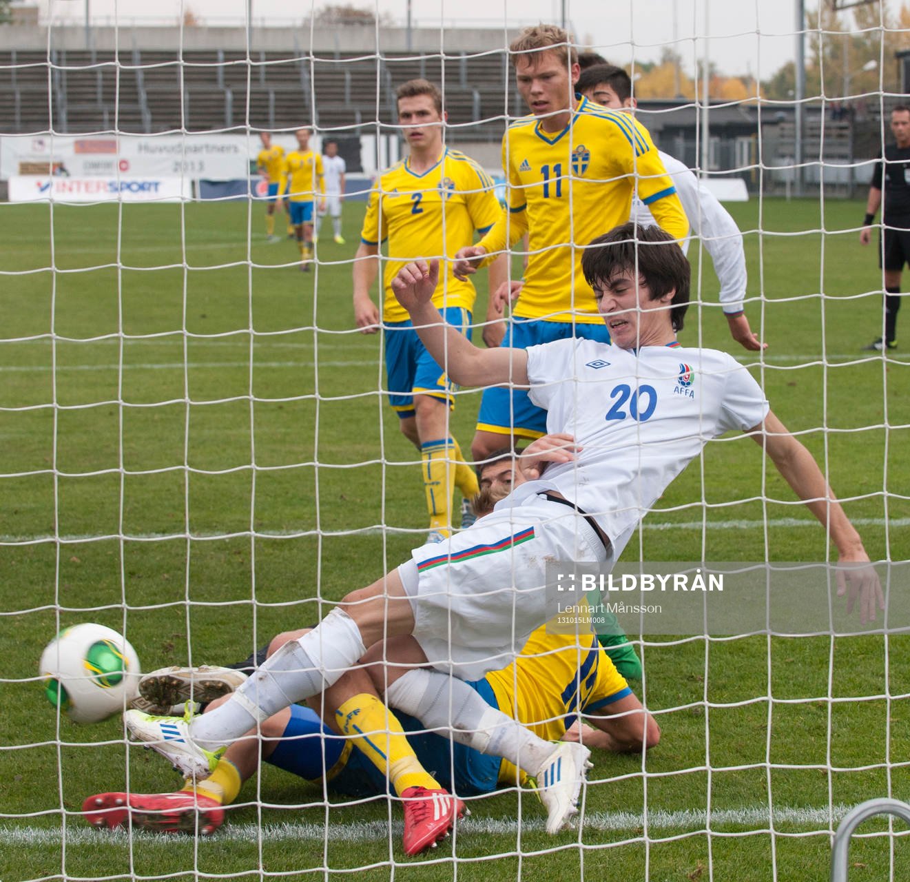 Sveriges Pontus Nordenberg gör 5-0 då han (skymd) trycker