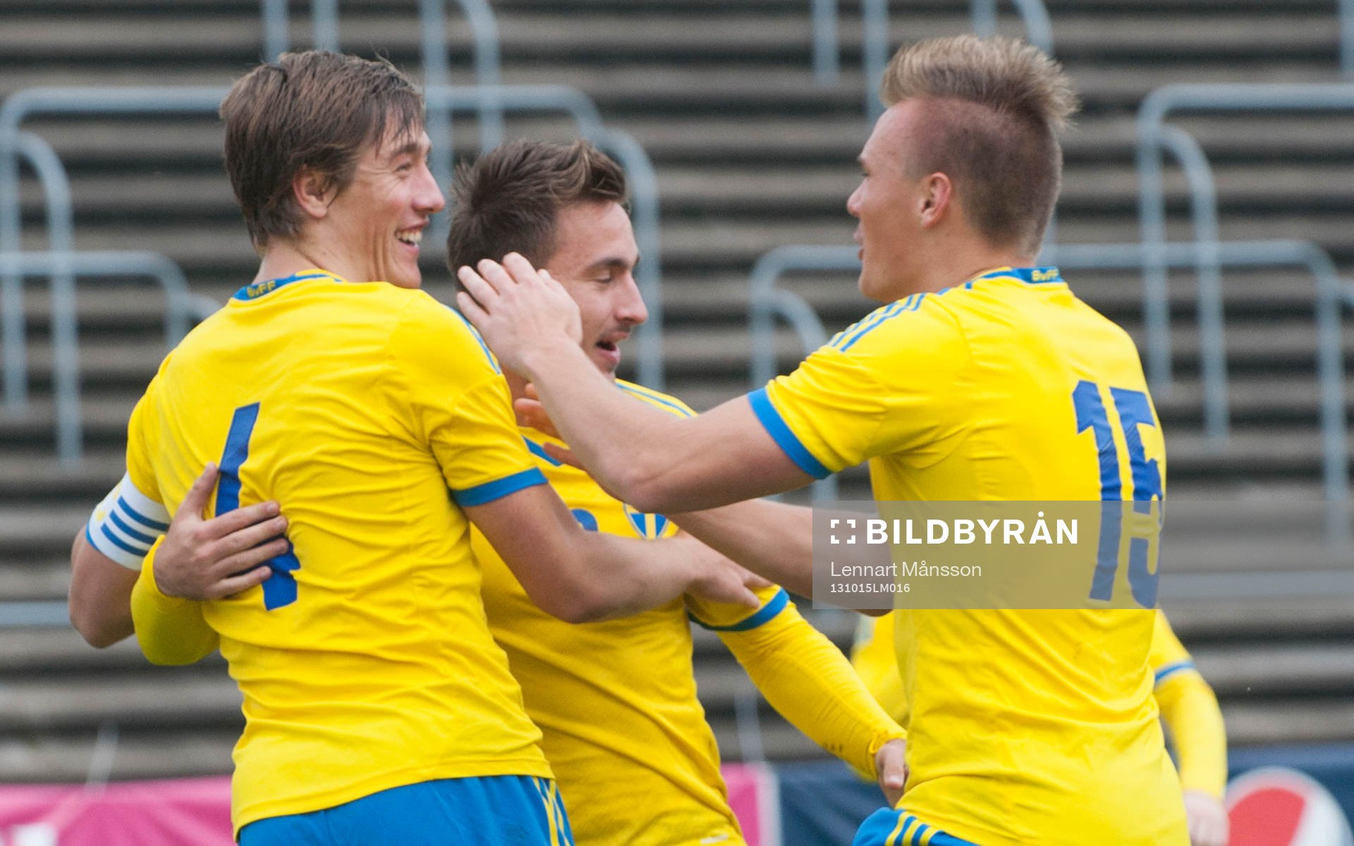Sveriges Johan Andersson har gjort 3-0 och grattas av bland annat 2-målsskytten Pontus Nordenberg i EM-kvalet för pojkar 18 mellan Sverige och Azerbajdzjan 15 oktober 2013.