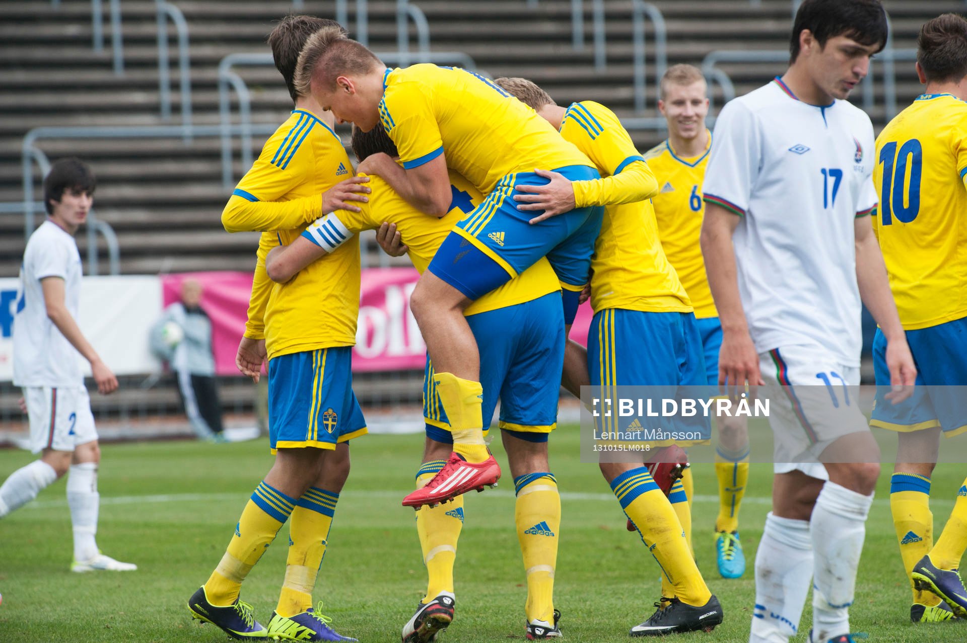 Sveriges Johan Andersson har gjort 3-0 och grattas av bland
