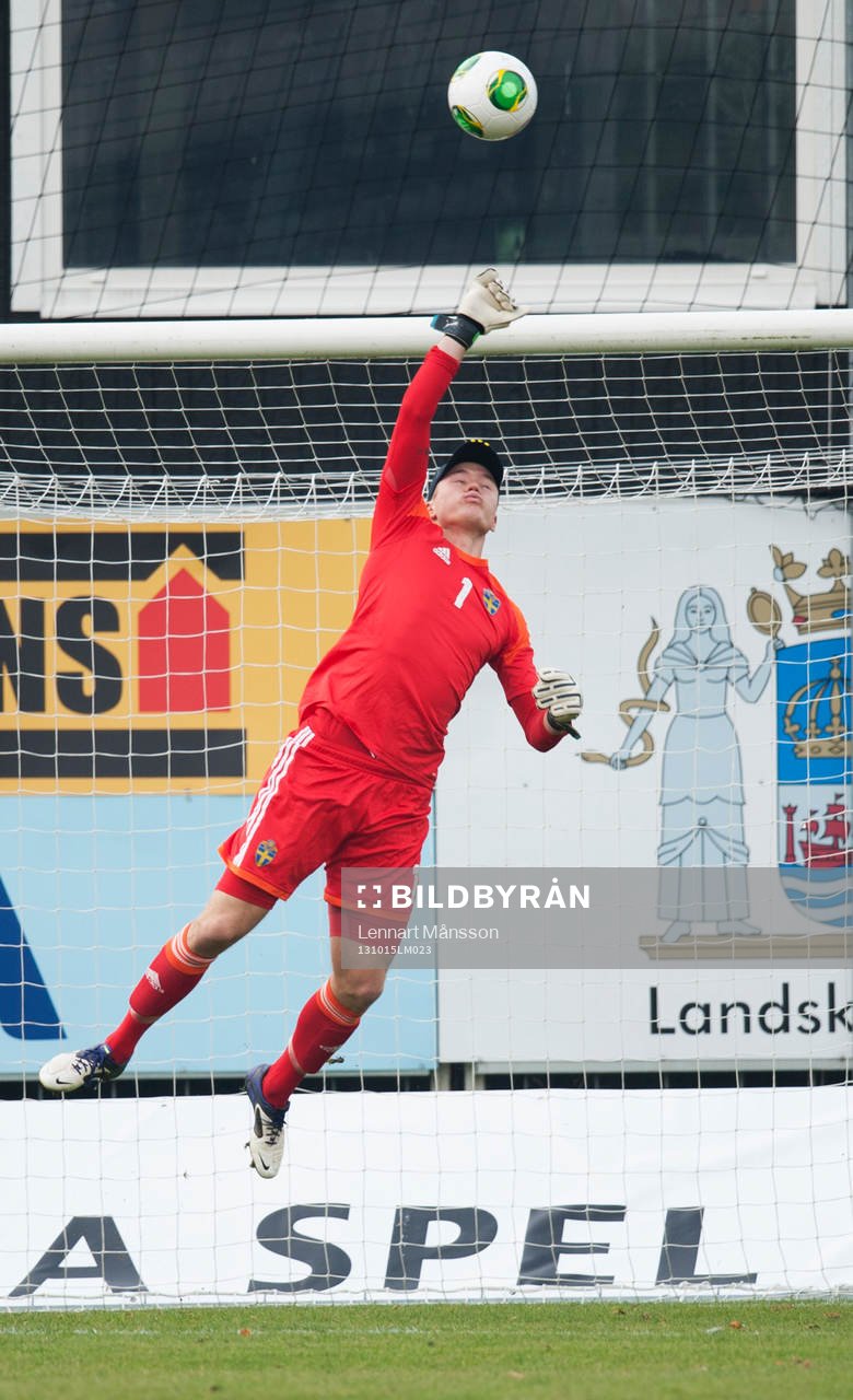    Sveriges målvakt Edvard Setterberg i EM-kvalet för pojkar 18 mellan Sverige och Azerbajdzjan 15 oktober 2013.
