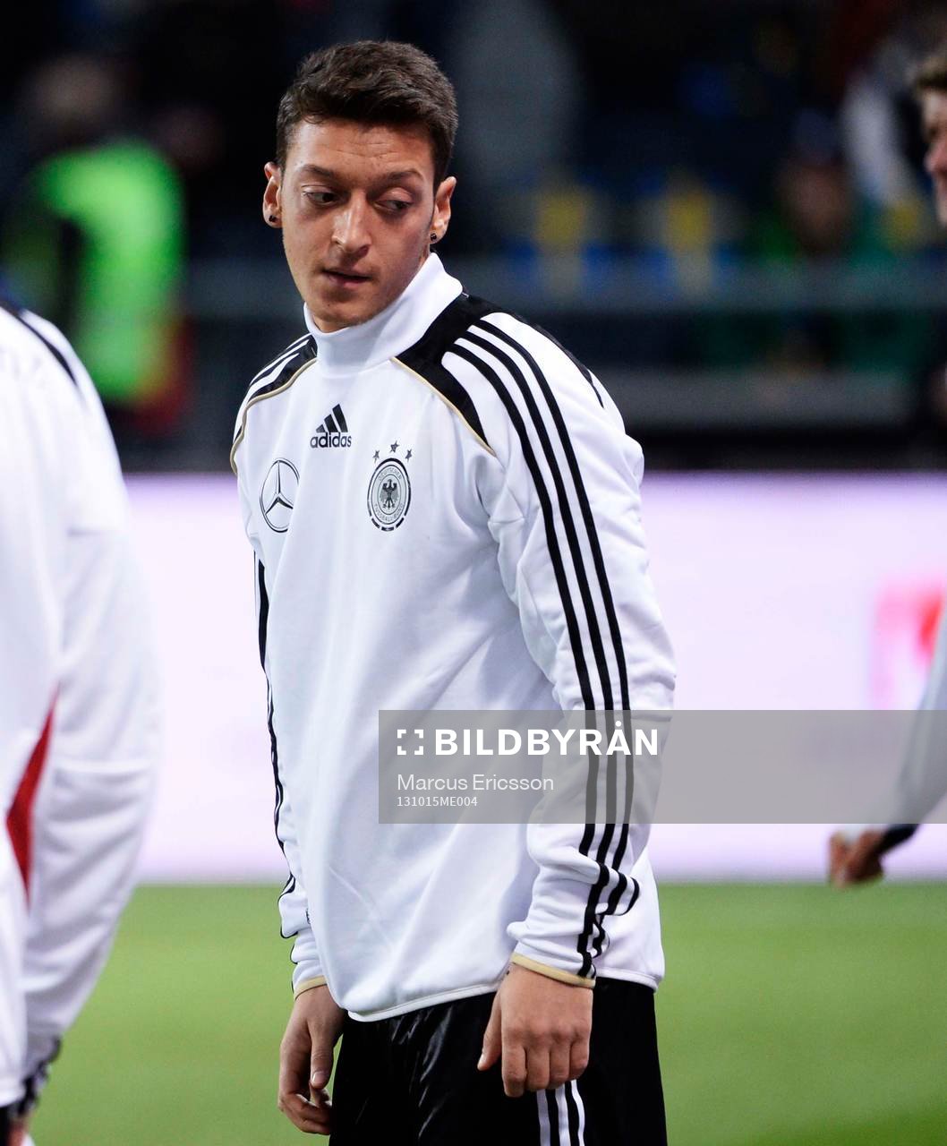 Tysklands Mesut Özil värmer upp