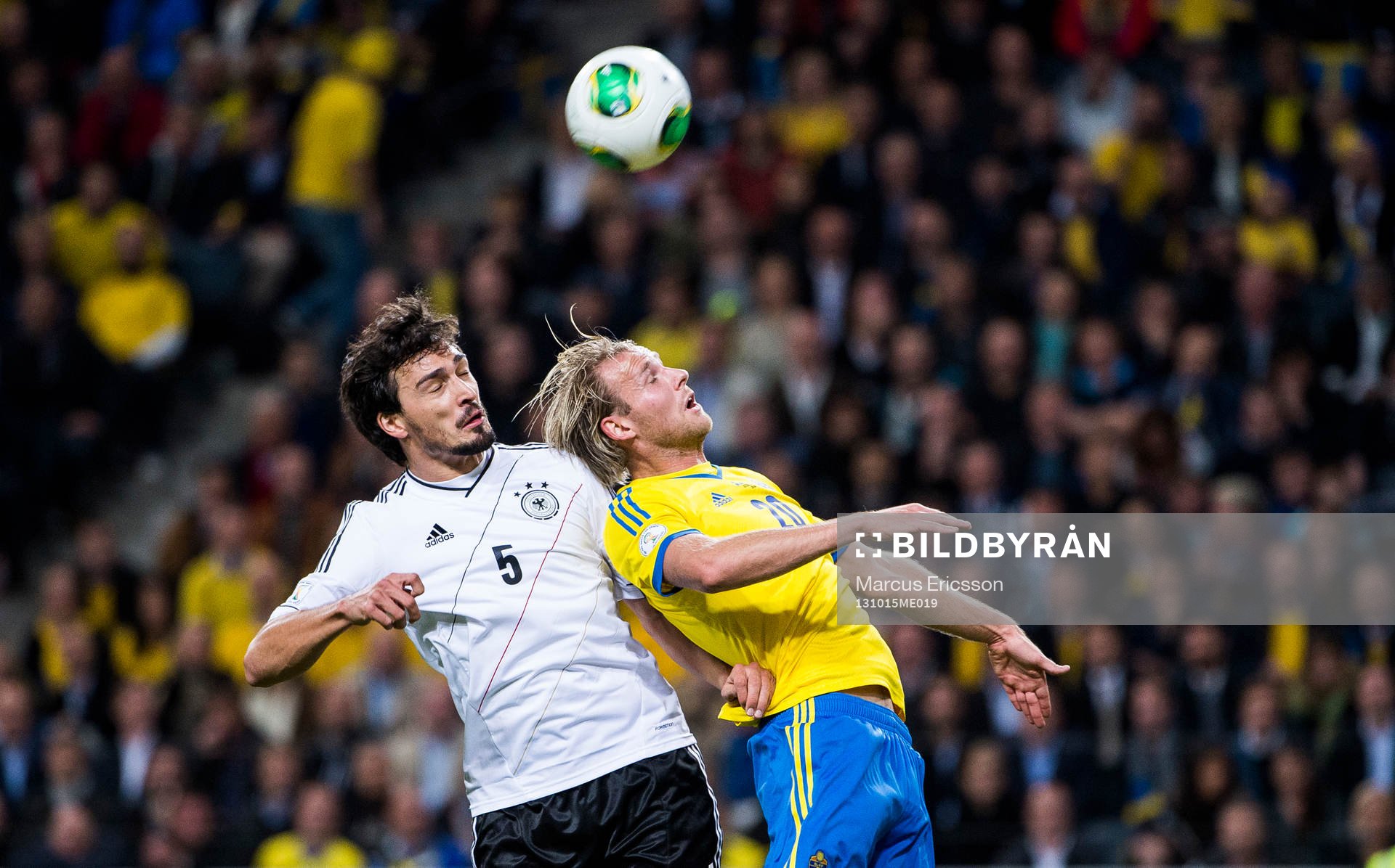 Tysklands Mats Hummels och Sveriges målvakt Ola Toivonen