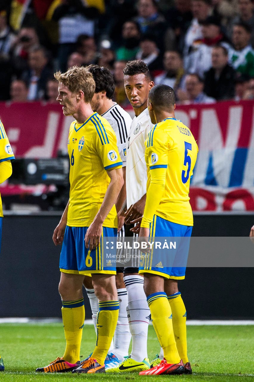 Tysklands Jérome Boateng och Sveriges Martin Olsson i en