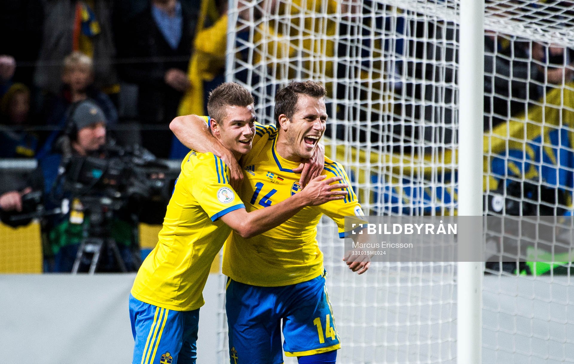 Sveriges Tobias Hysén kramar om Sveriges Alexander