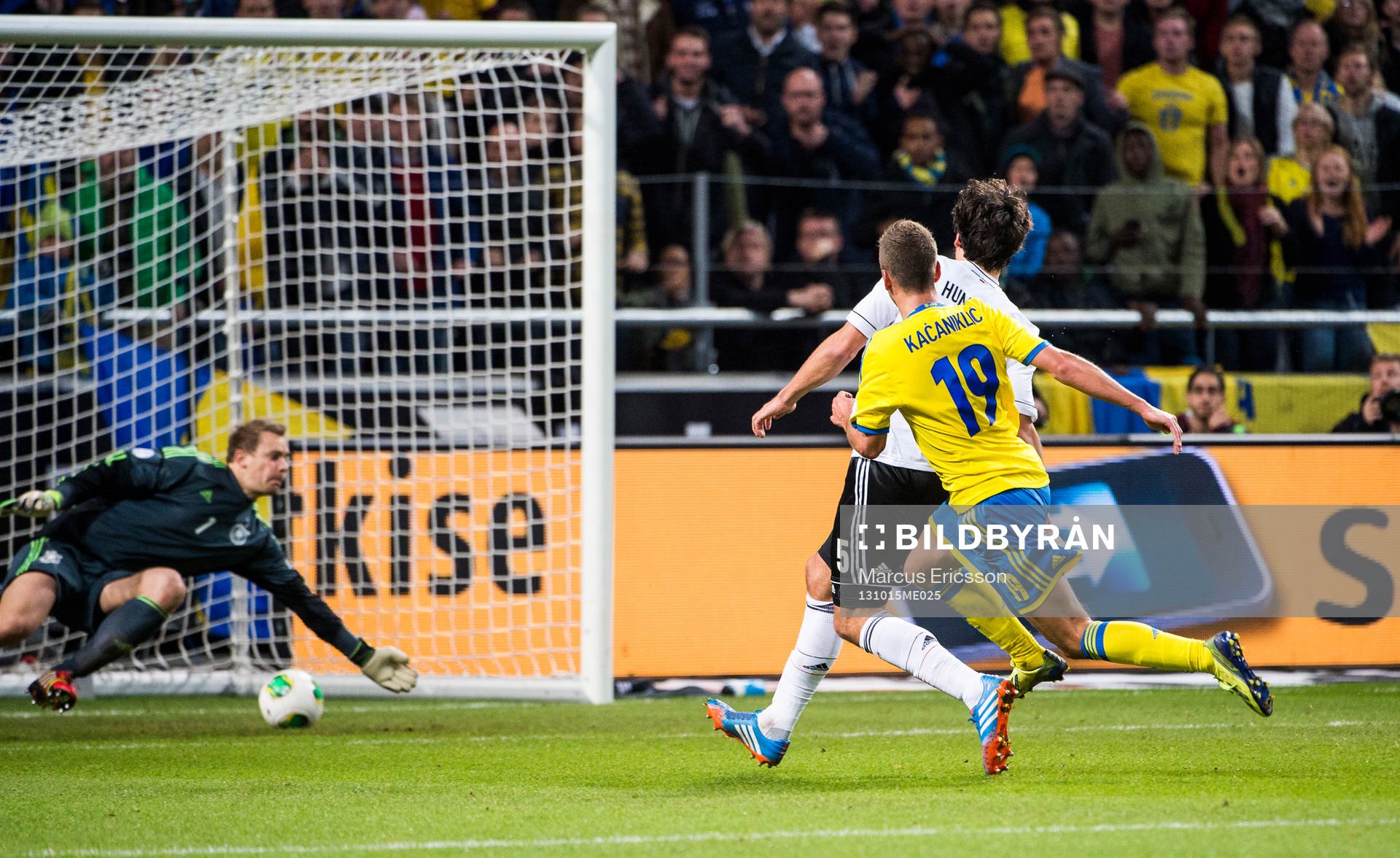 Sveriges Alexander Kacaniklic sparkar in 2-0