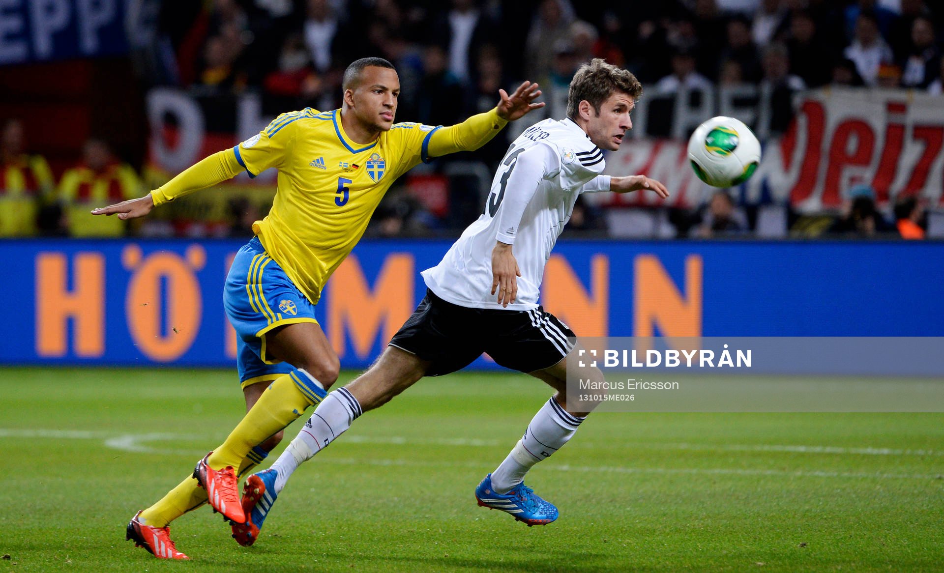 Sveriges Martin Olsson och Tysklands Thomas Müller