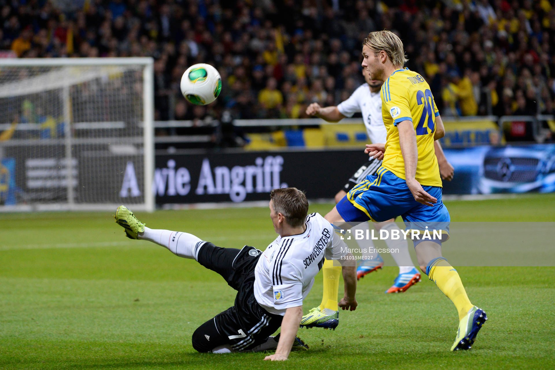 Sveriges Ola Toivonen och Tysklands Bastian Schweinsteiger