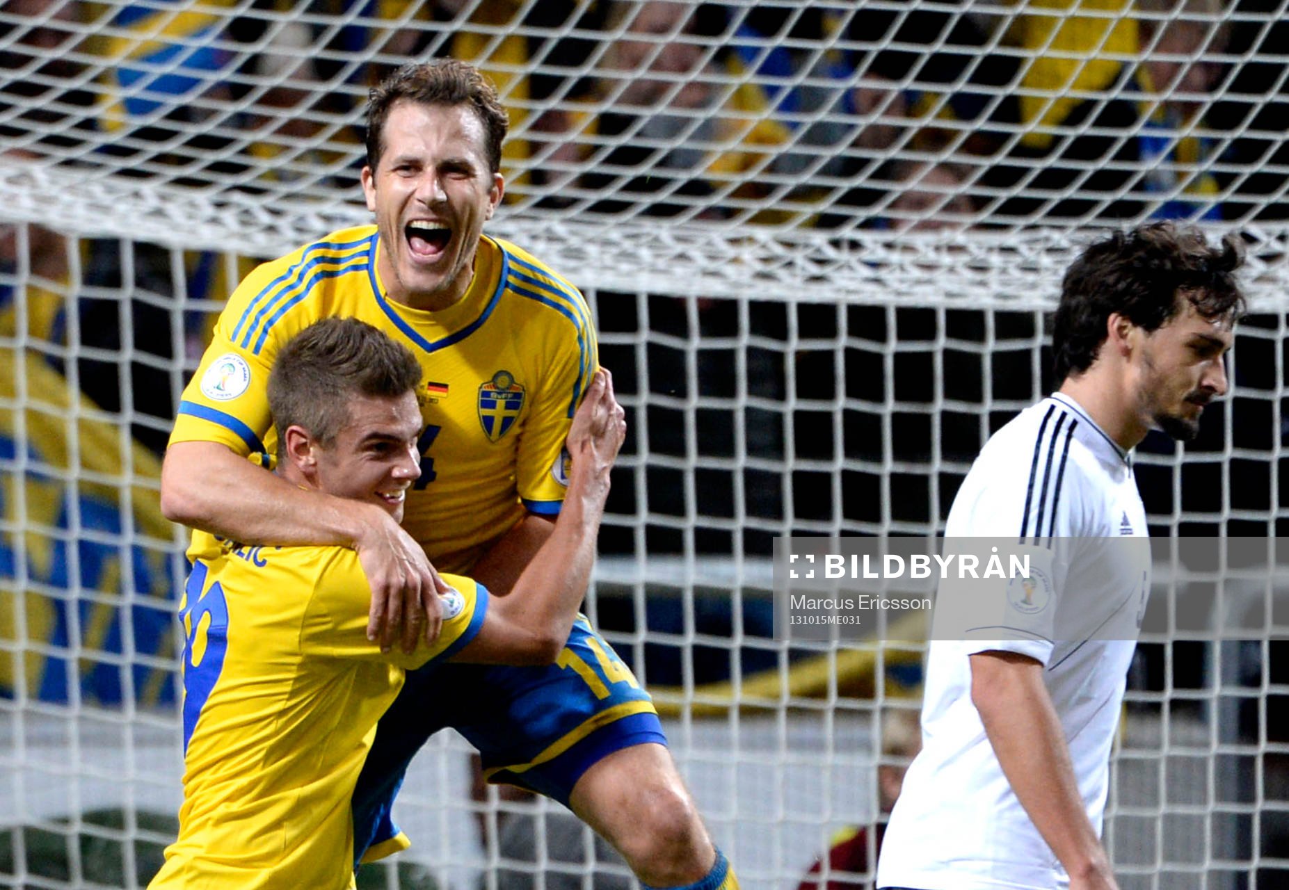 Sveriges Alexander Kacaniklic gör 2-0 och Tobias Hysén