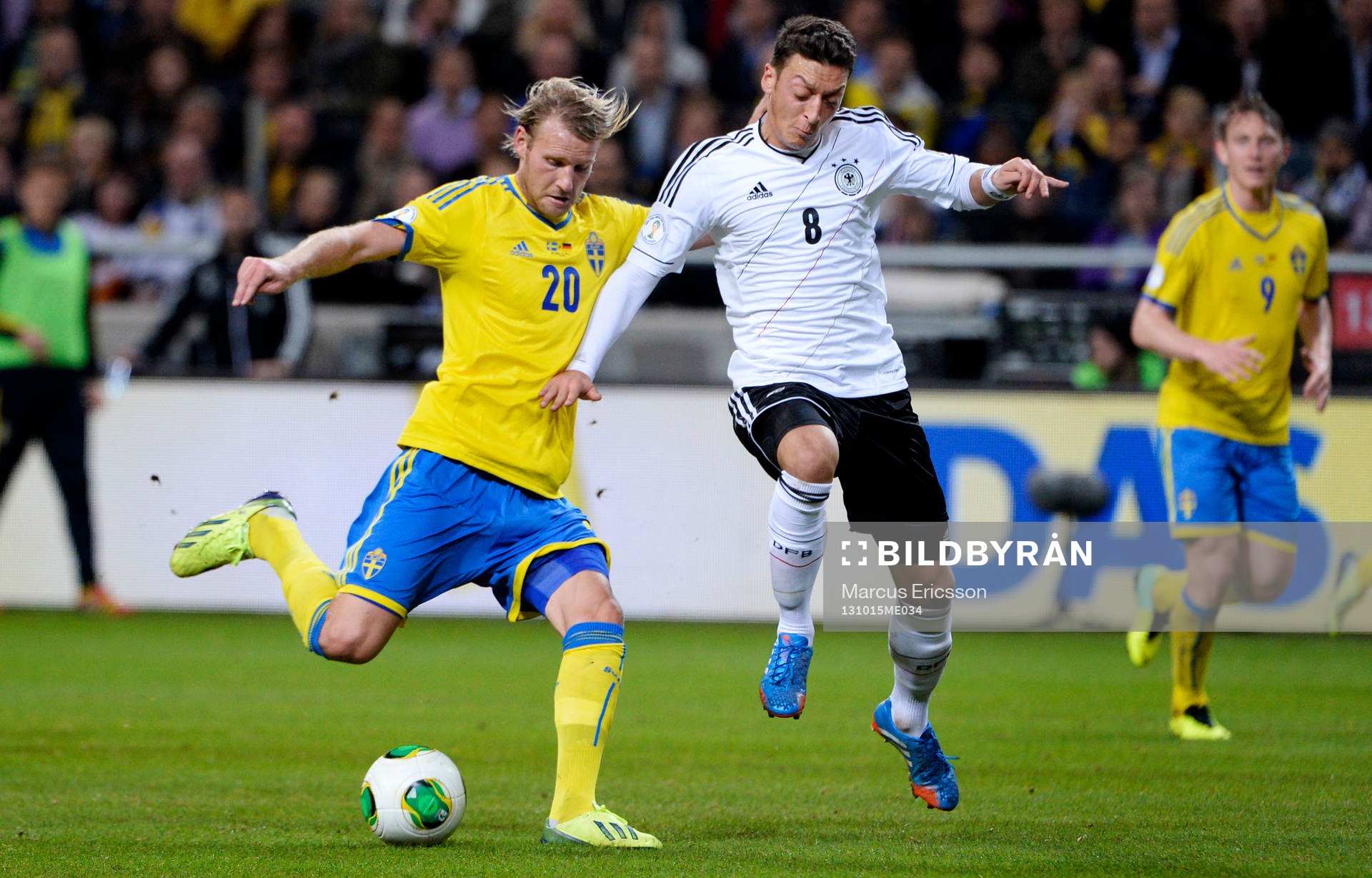 Sveriges Ola Toivonen och Tysklands Mesut Özil