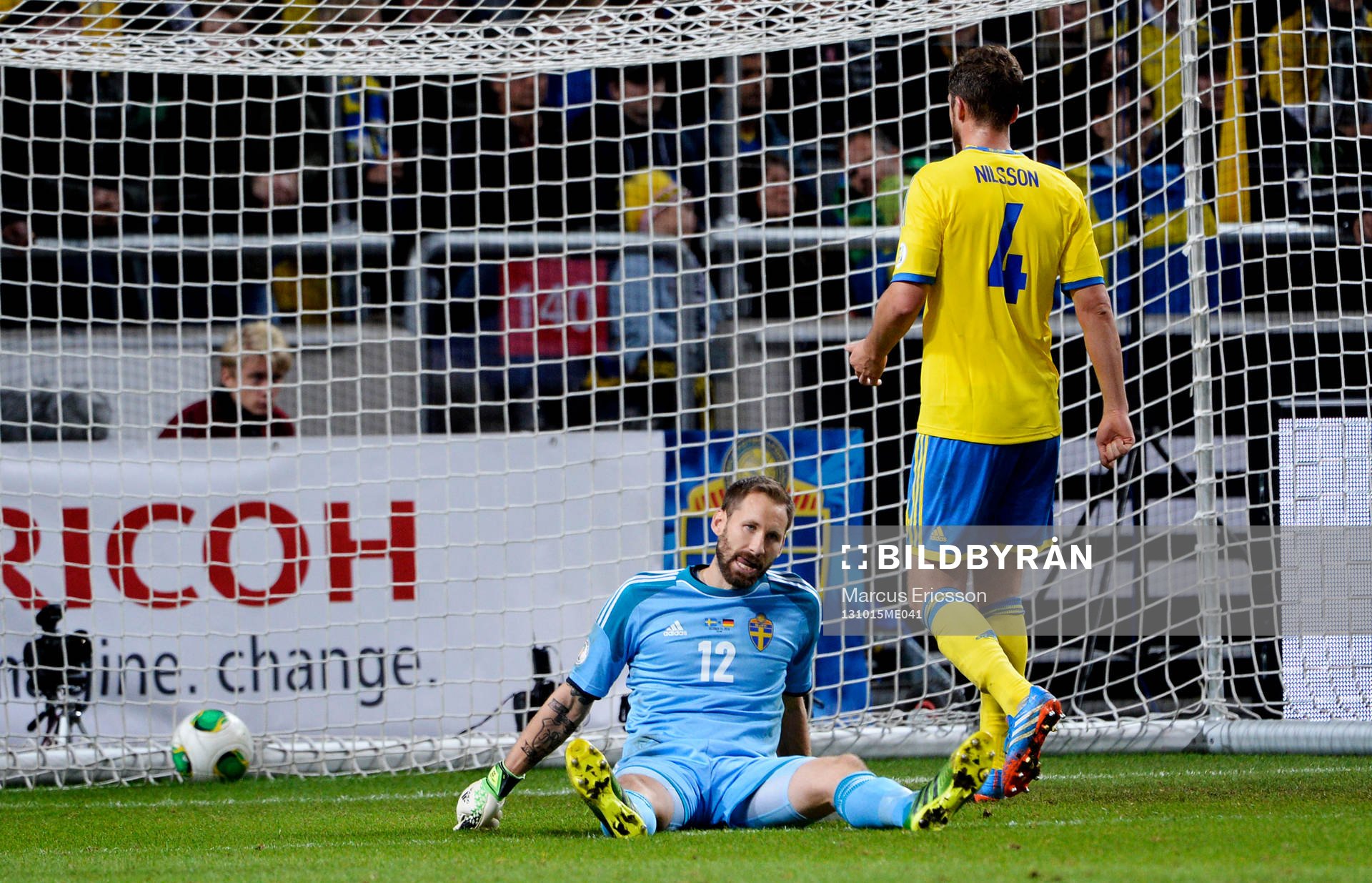 Sveriges målvakt Johan Wiland och Per Nilsson deppar