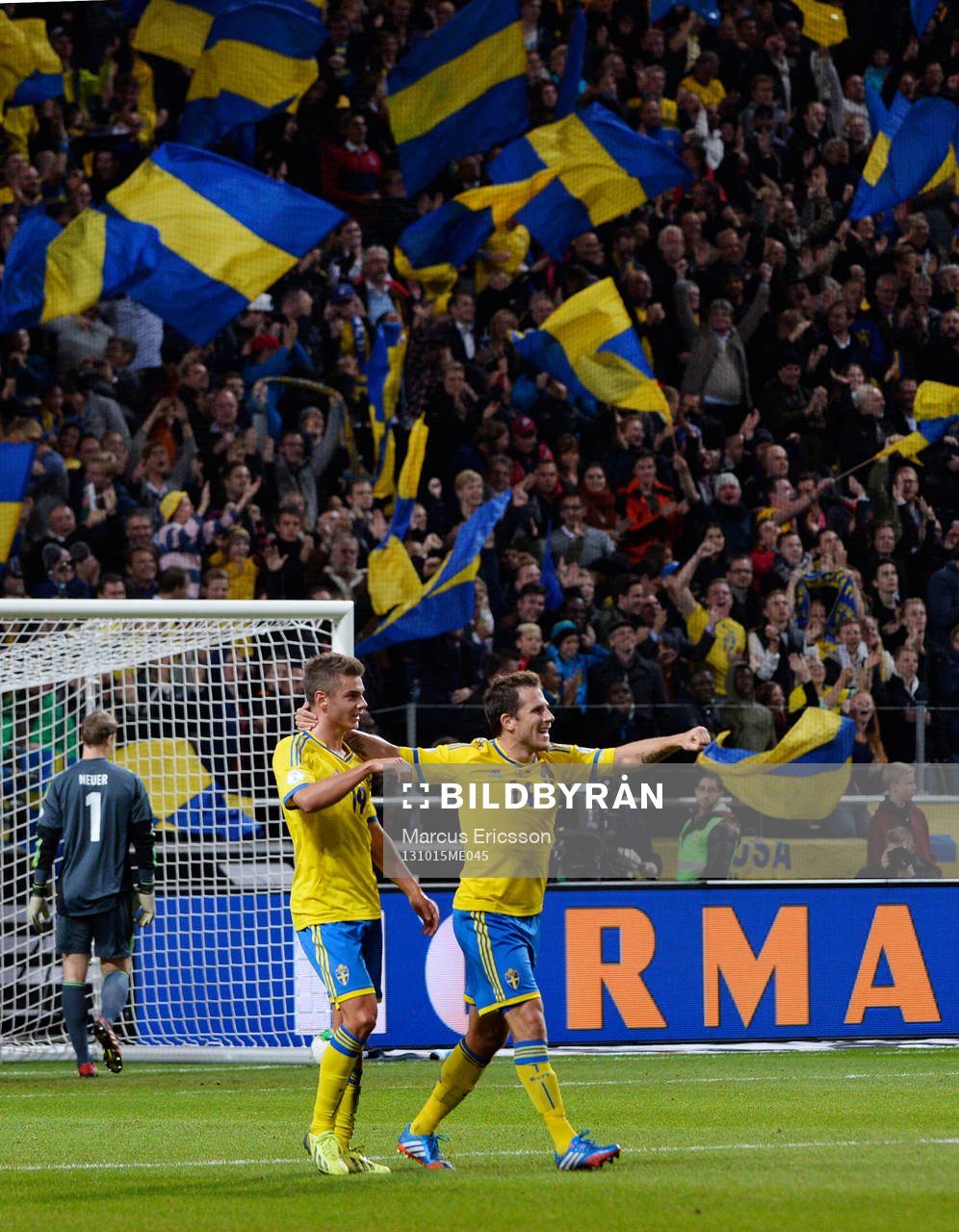 Sveriges Tobias Hysén och Alexander Kacaniklic jublar