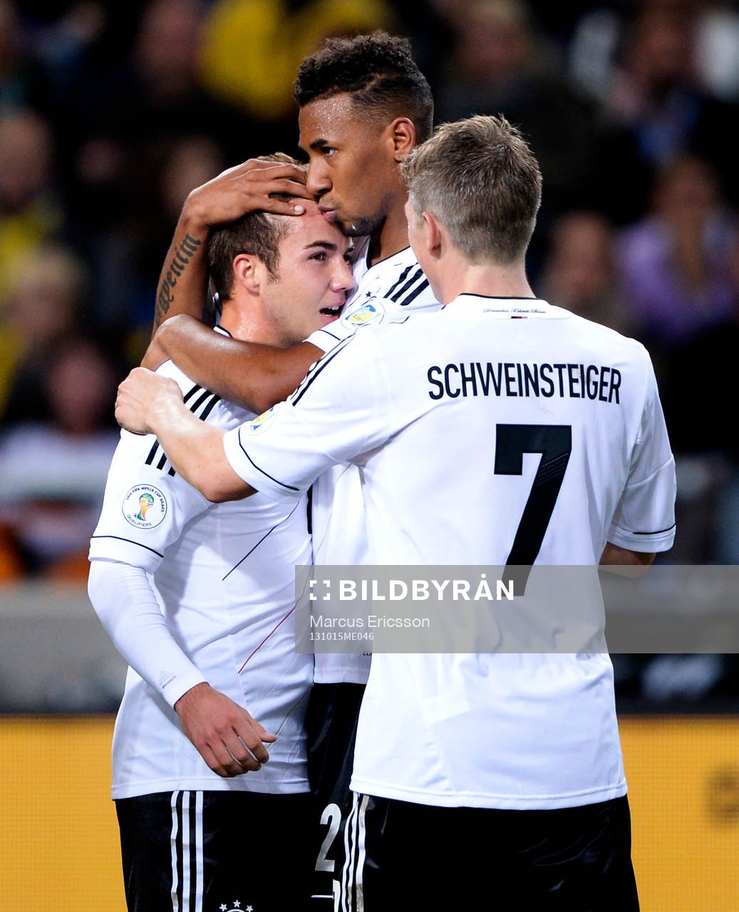 Tysklands Mario Götze har gjort 2-2 kramas om av Jérome