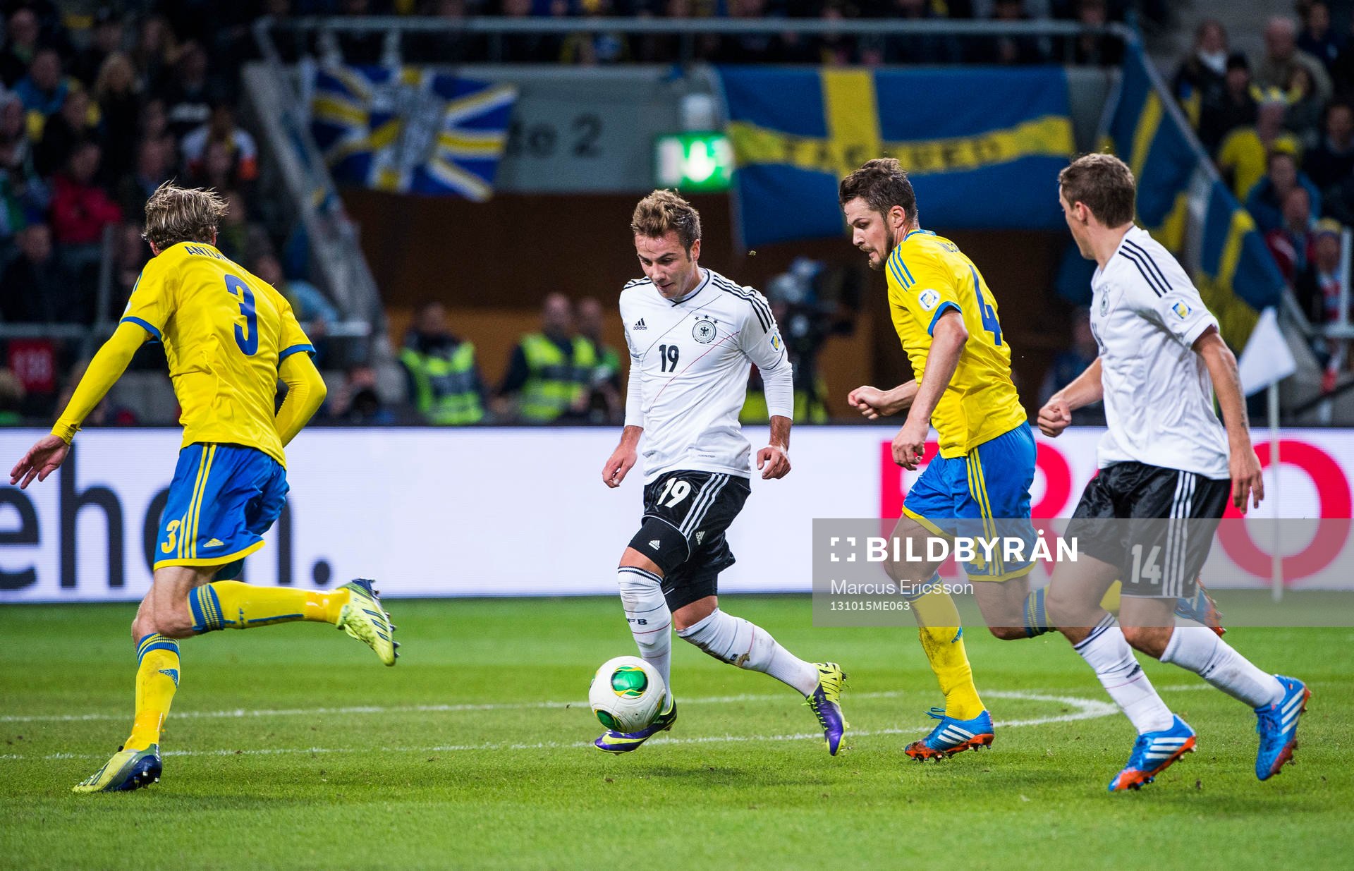 Tysklands Mario Götze springer mellan Sveriges Mikael