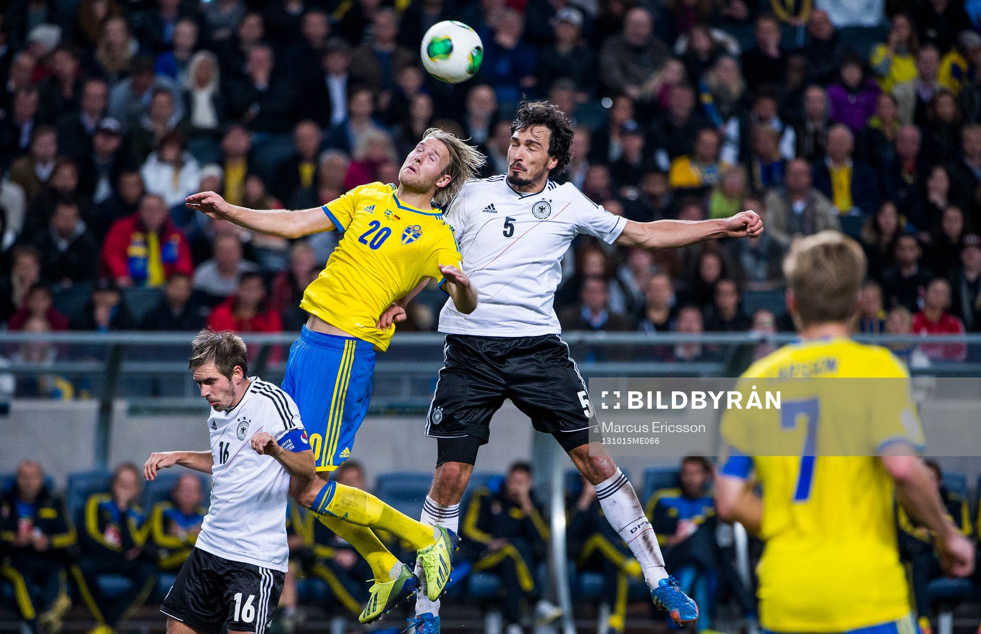 Sveriges Ola Toivonen mellan Tysklands Philipp Lahm och