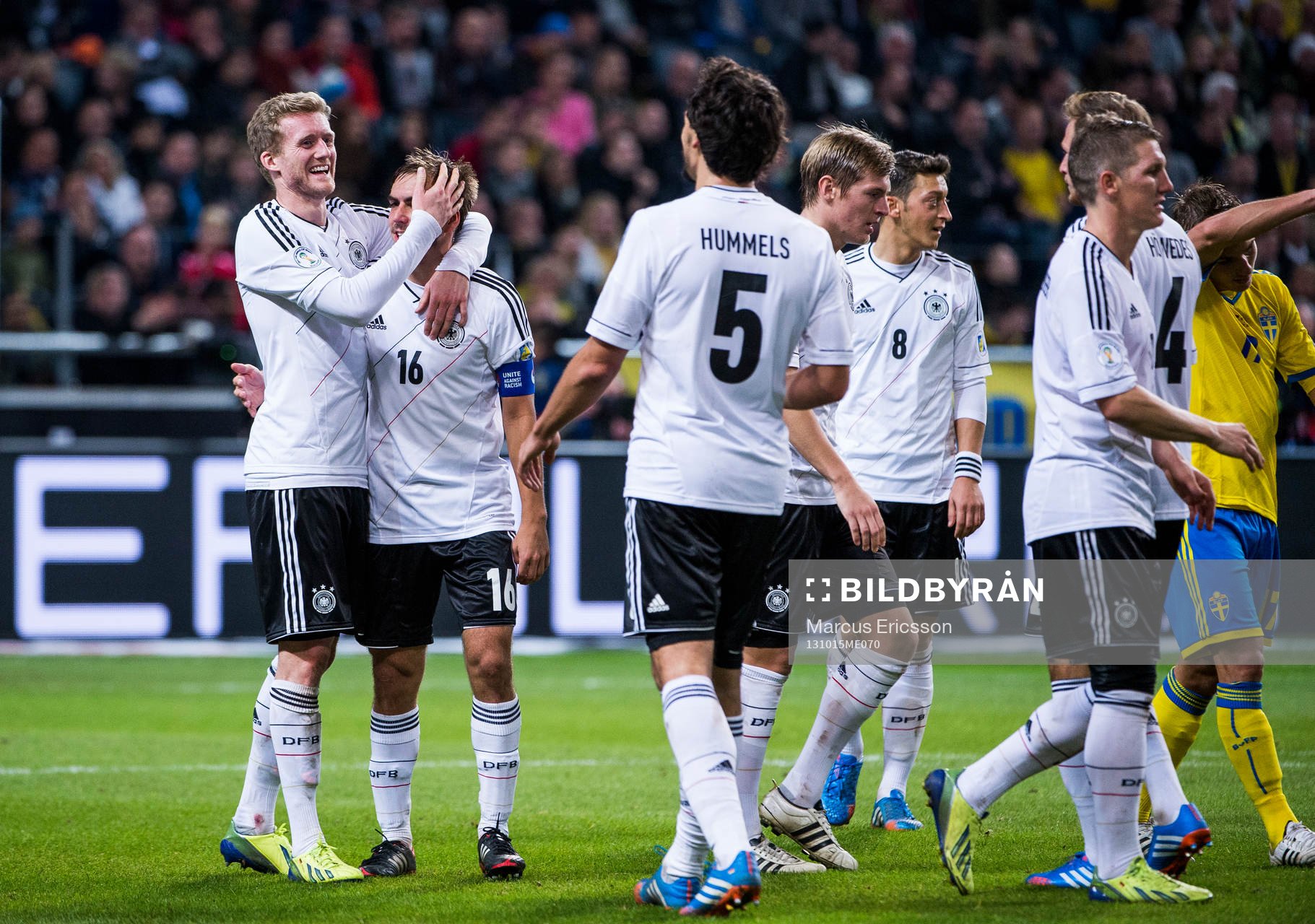 Tysklands André Schürrle och Philipp Lahm kramas