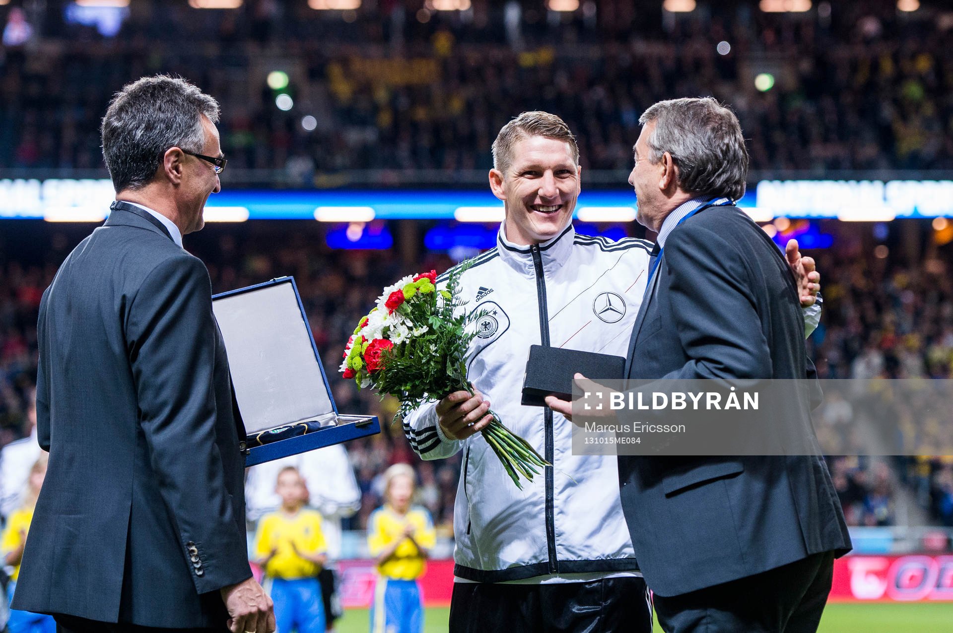 Tysklands Bastian Schweinsteiger tar emot pris för 100