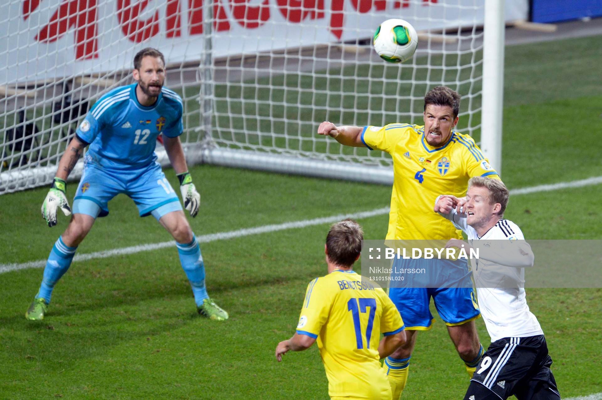 Sveriges Per Nilsson i en duell med Tysklands André