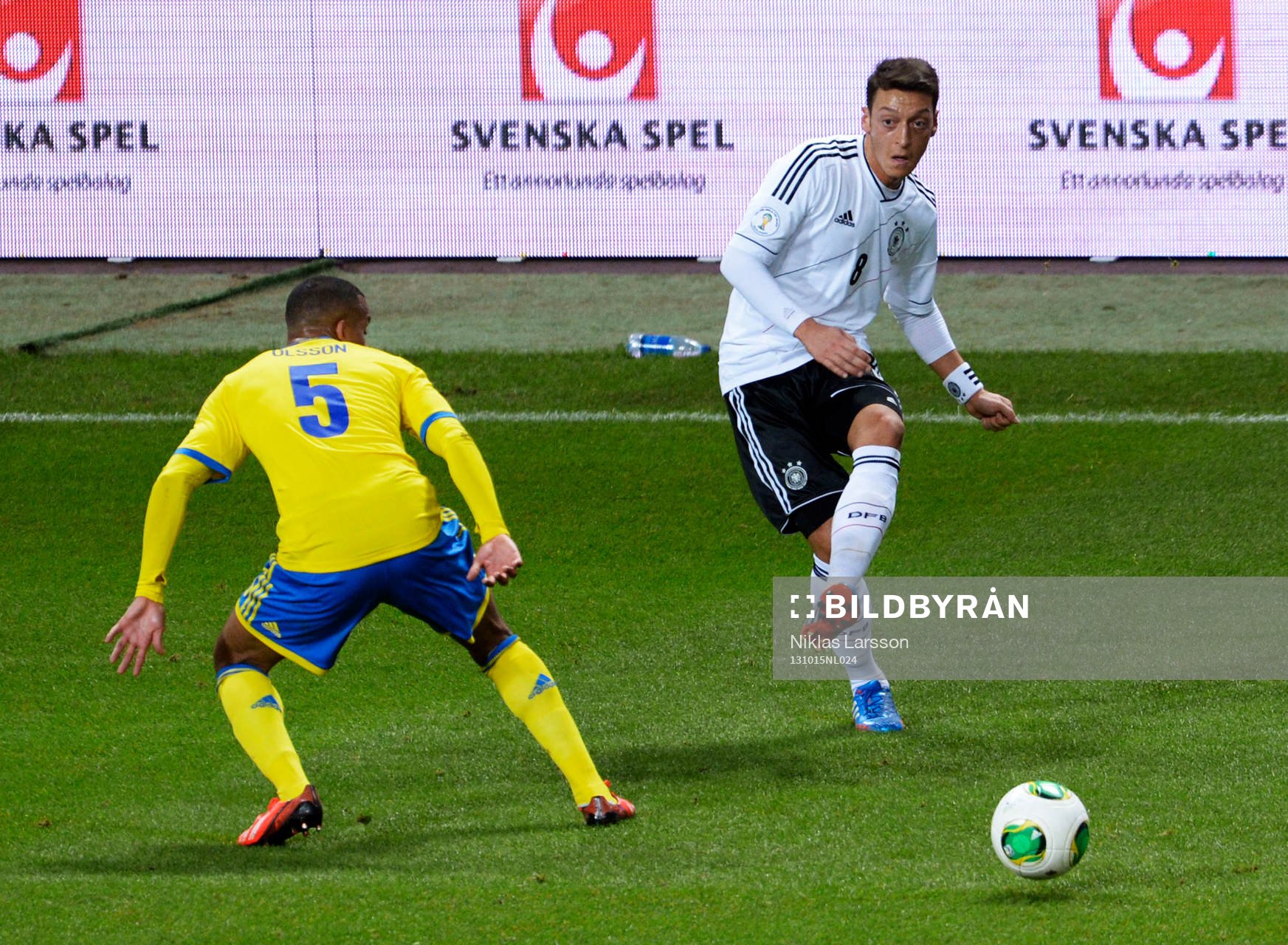 Tysklands Mesut Özil och Sveriges Martin Olsson