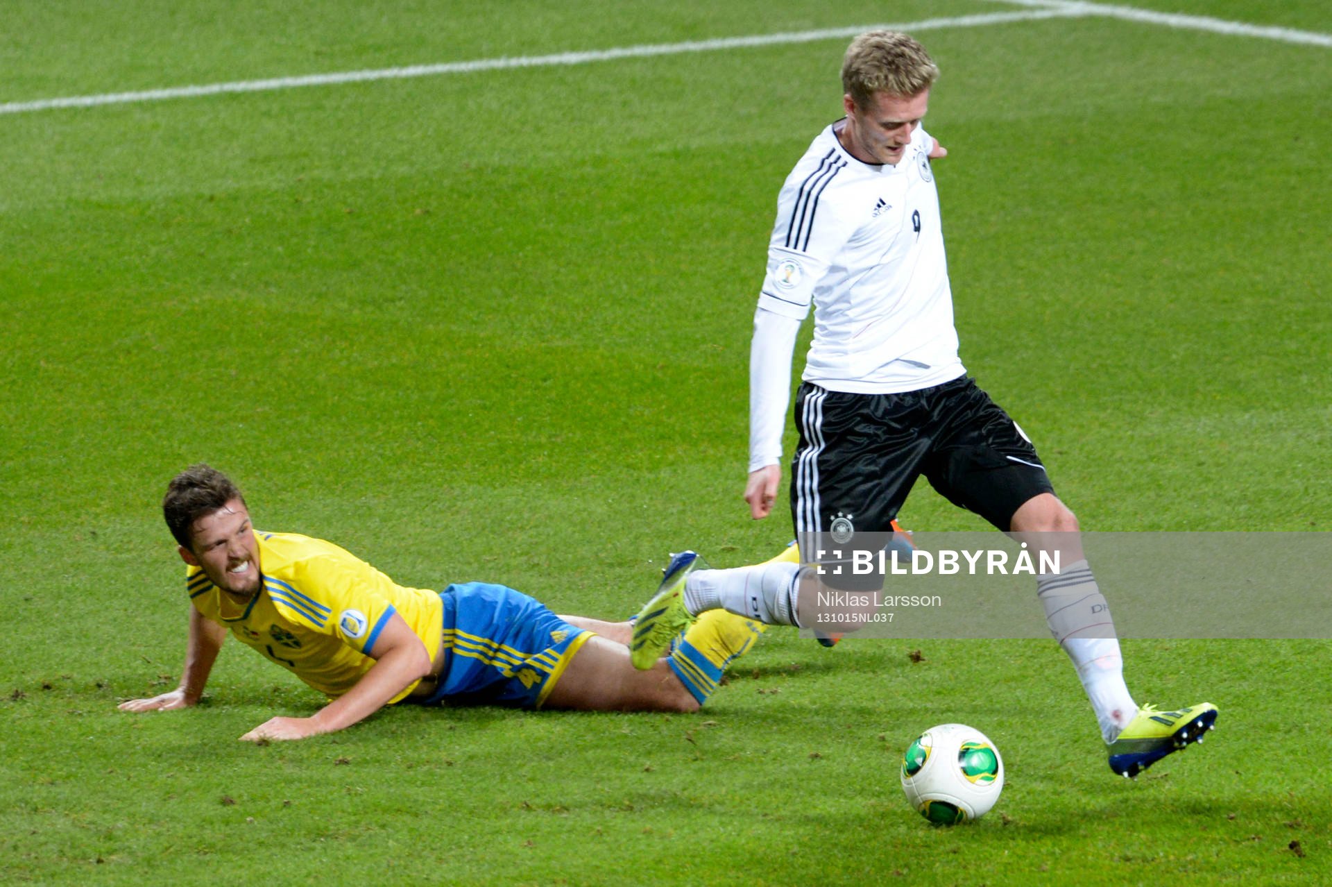 Sveriges Per Nilsson ser Tysklands André Schürrle göra