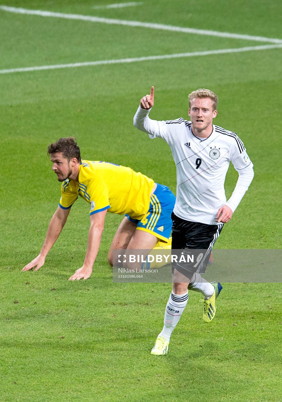 Tysklands André Schürrle jublar och Sveriges Per Nilsson