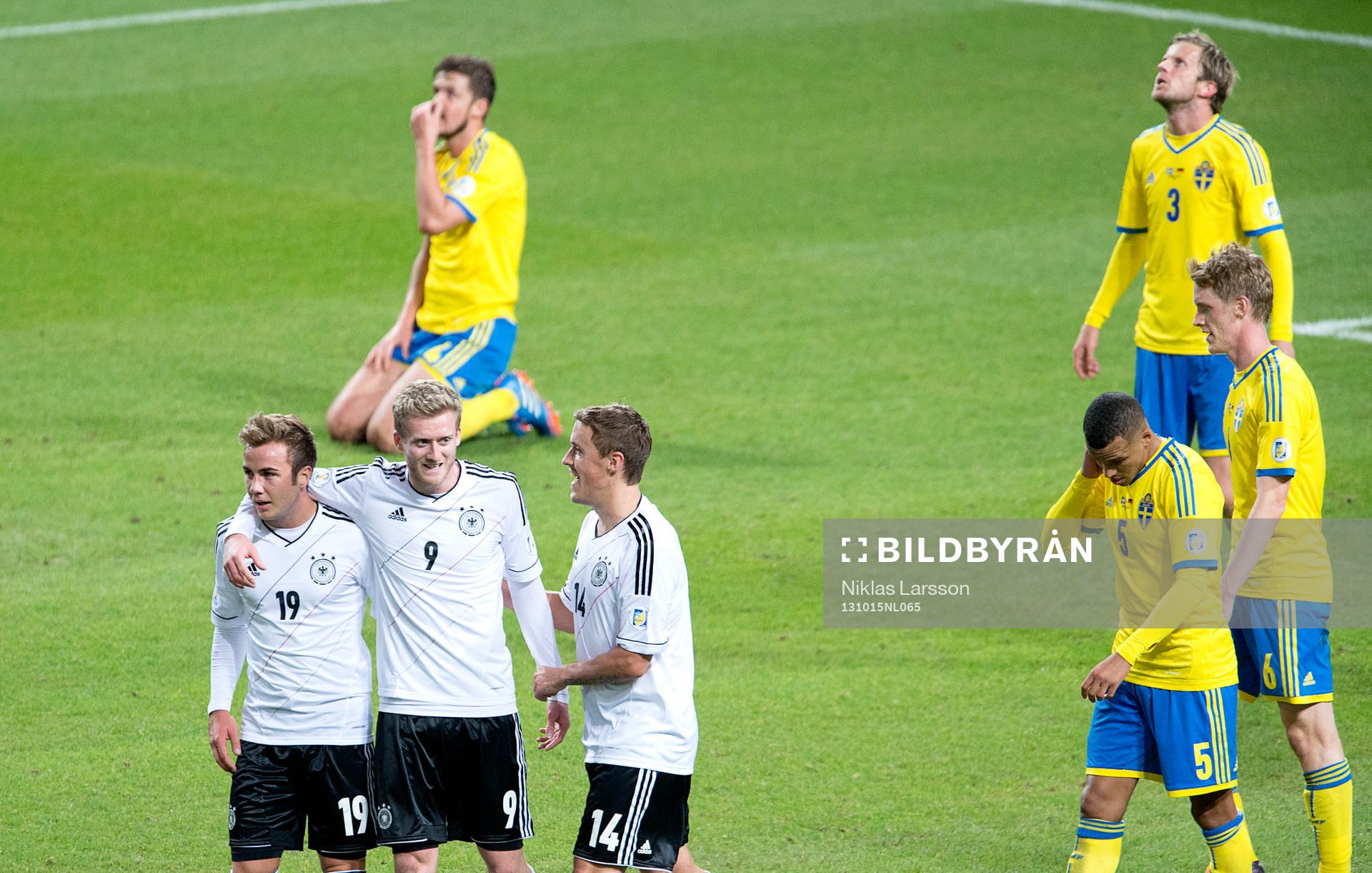 Tysklands André Schürrle gratuleras av Mario Götze och