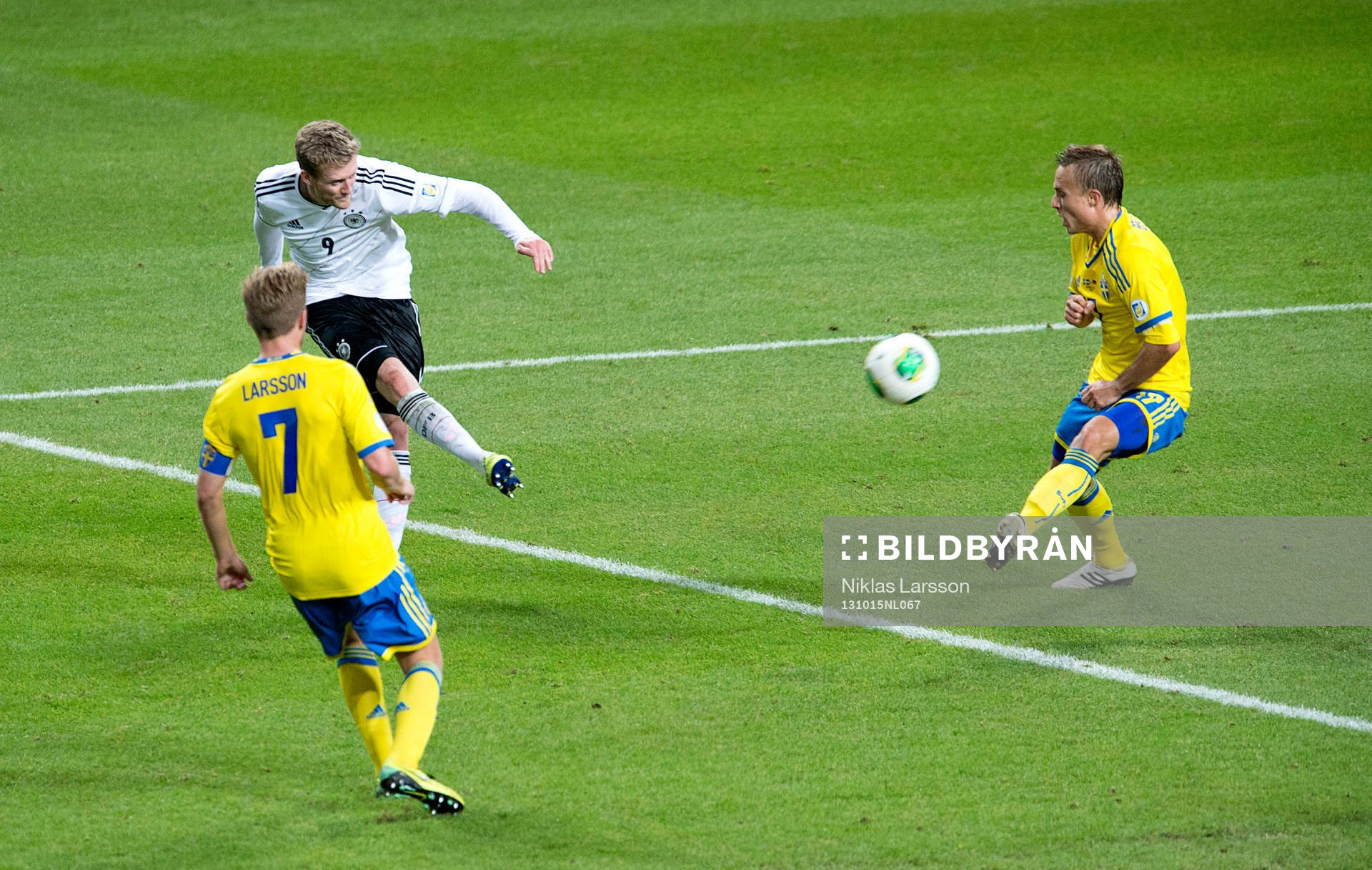 Tysklands André Schürrle gör 5-3 målet och Sveriges Pierre Bengtsson till höger, under fotbollsmatchen i VM-kvalet mellan Sverige och Tyskland den 15 oktober 2013 i Stockholm.