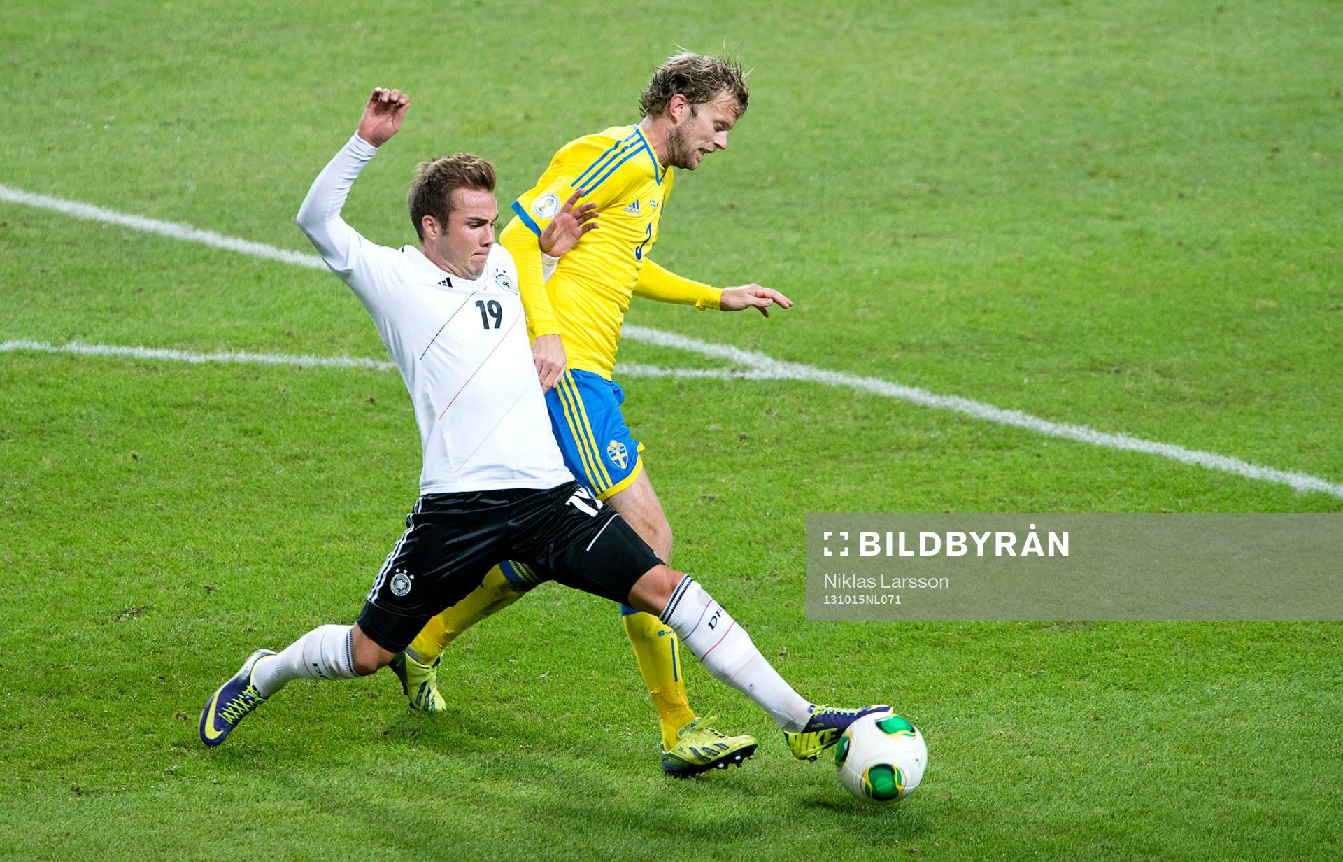 Tysklands Mario Götze och Sveriges Mikael Antonsson under fotbollsmatchen i VM-kvalet mellan Sverige och Tyskland den 15 oktober 2013 i Stockholm.