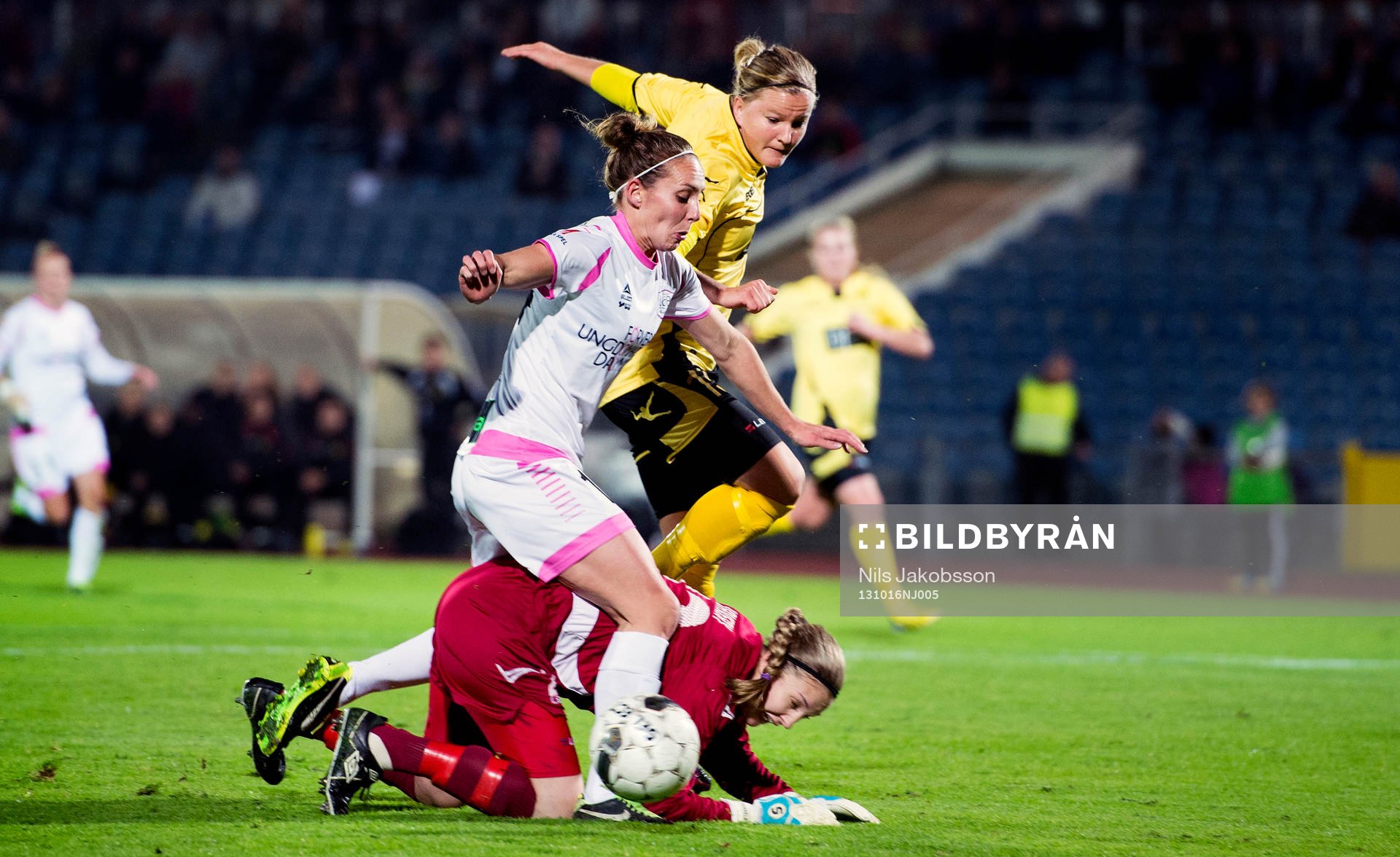 LdB Malmös Manon Melis ramlar över Lilleströms målvakt