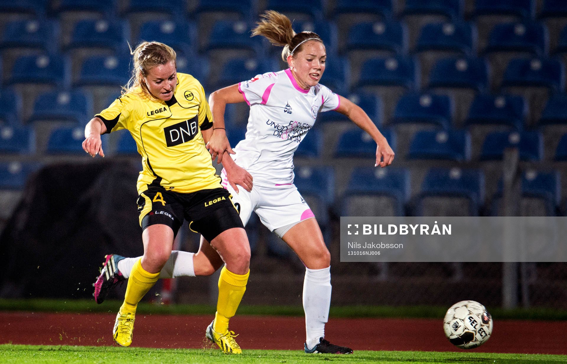 Lilleströms Katri Nokso Koivisto i duell med LdB Malmös Elin Rubensson under fotbollsmatchen i Womens Champions League mellan LDB Malmö och Lilleström den 16 oktober 2013 i Malmö.