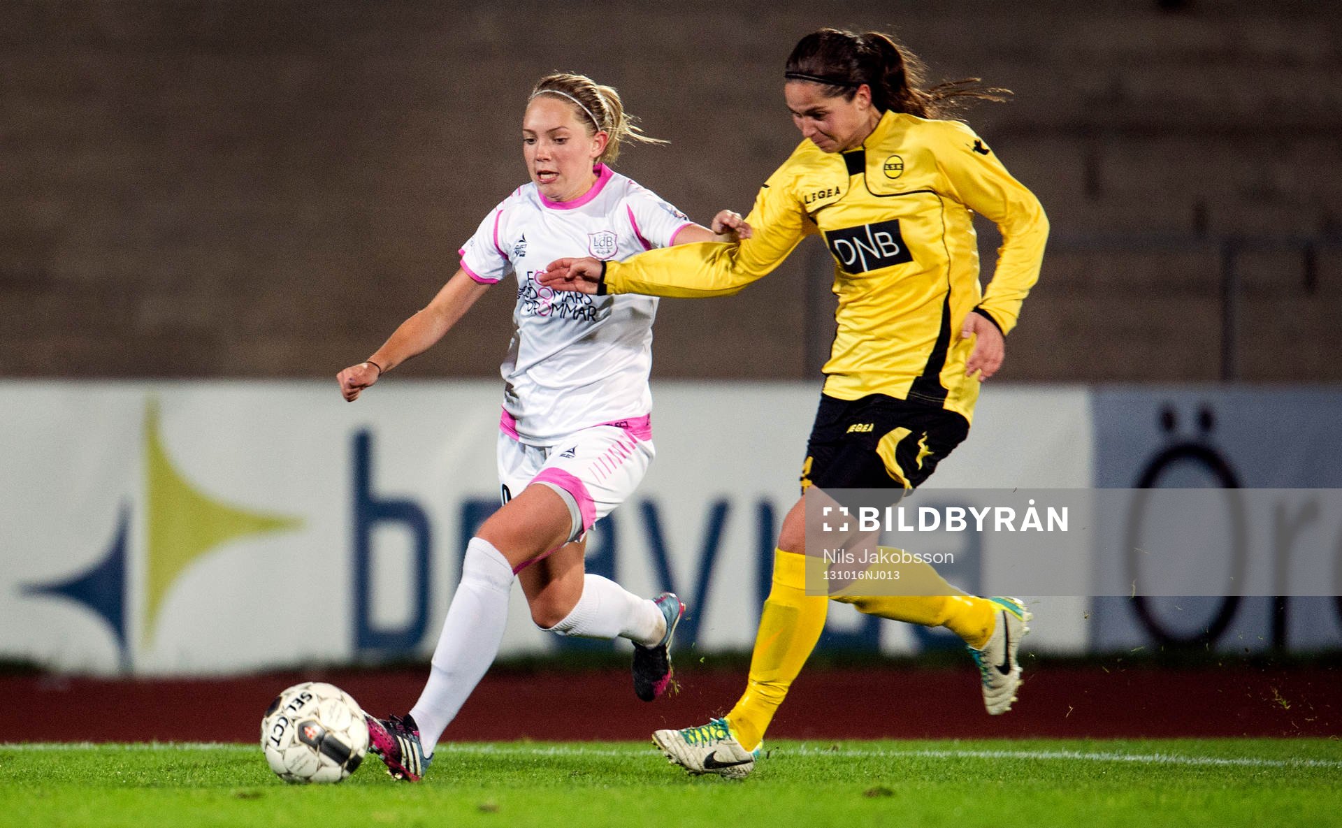 LdB Malmös Elin Rubensson och Lilleströms Oda Fugelsnes under fotbollsmatchen i Womens Champions League mellan LDB Malmö och Lilleström den 16 oktober 2013 i Malmö.