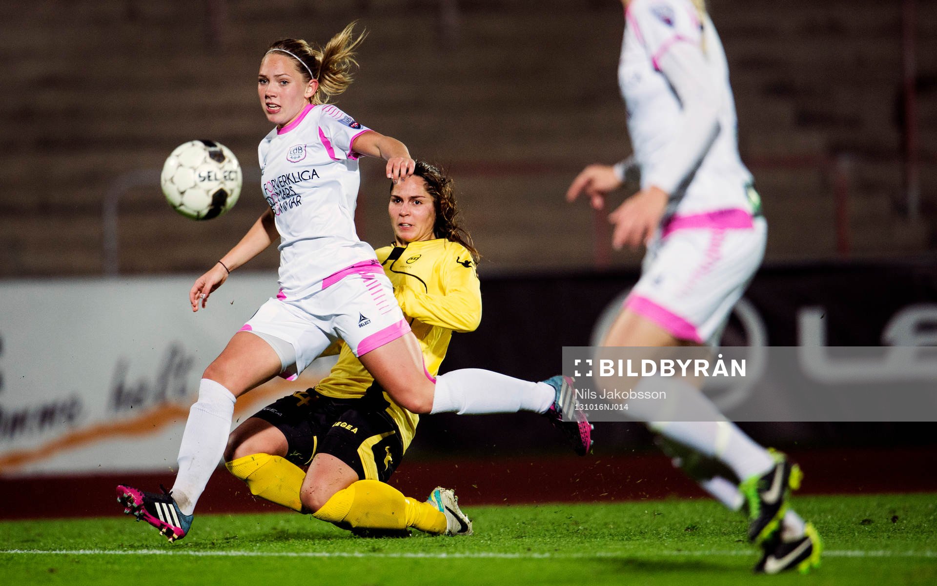 LdB Malmös Elin Rubensson och Lilleströms Oda Fugelsnes under fotbollsmatchen i Womens Champions League mellan LDB Malmö och Lilleström den 16 oktober 2013 i Malmö.